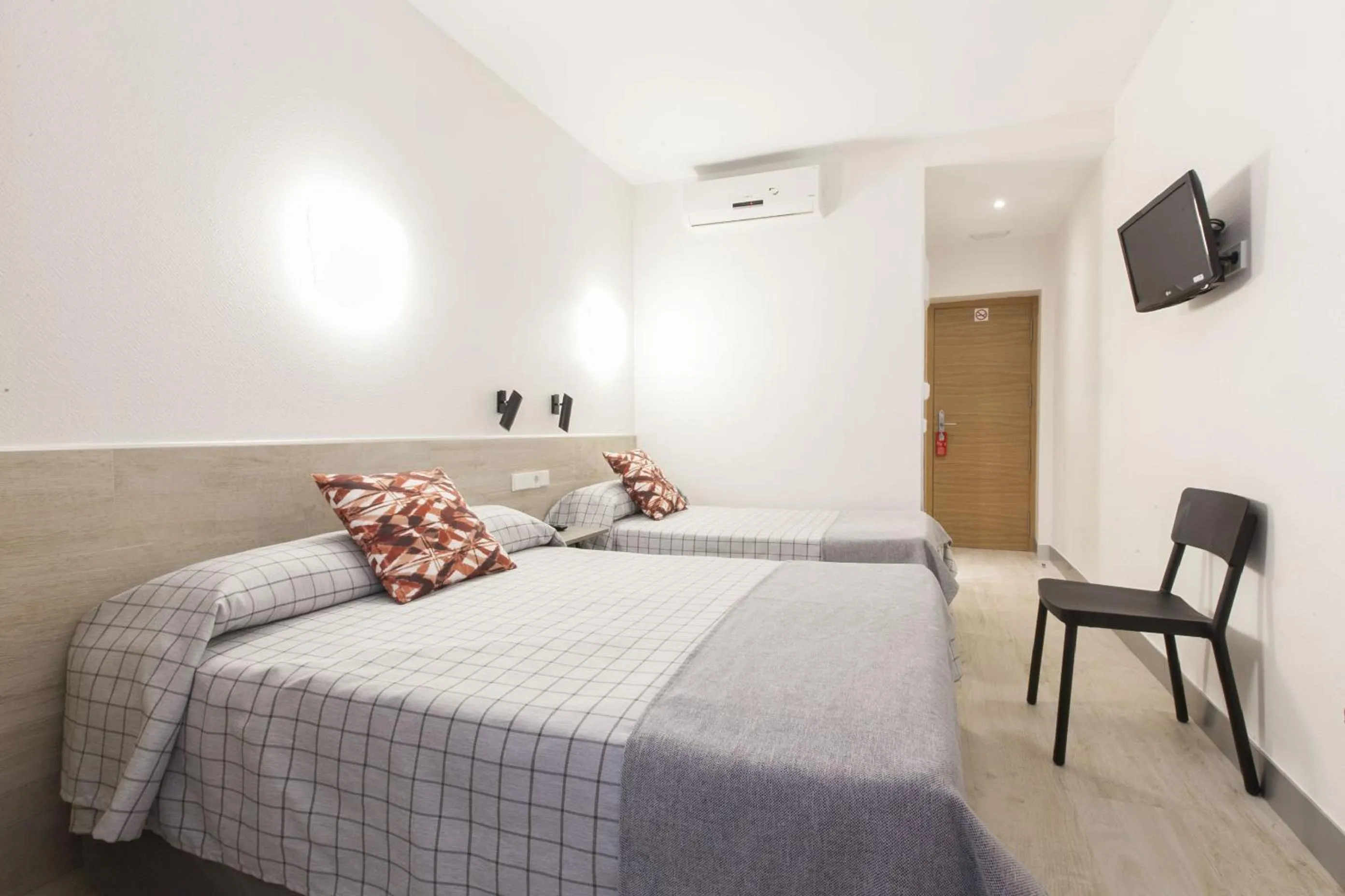 Bedroom, Bed in Hostal Castilla II Puerta del Sol