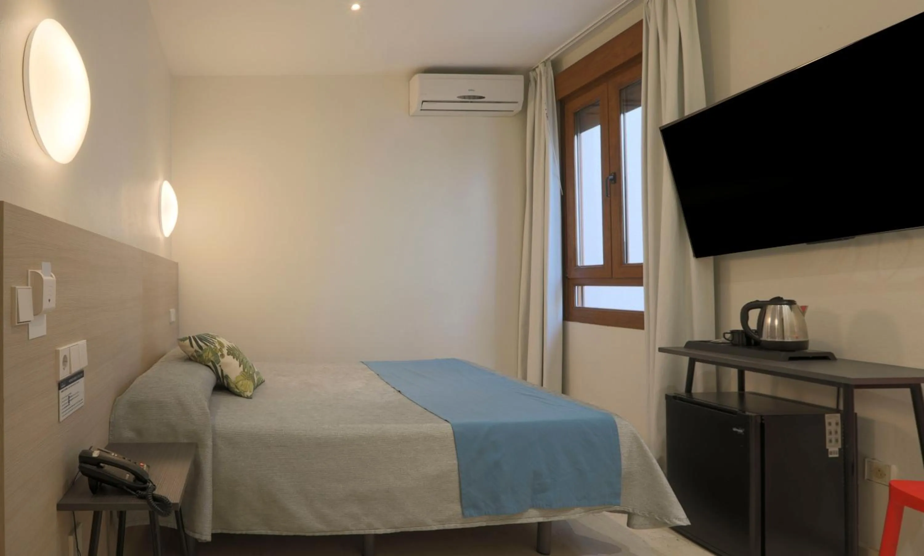 Bed in Hostal Castilla II Puerta del Sol