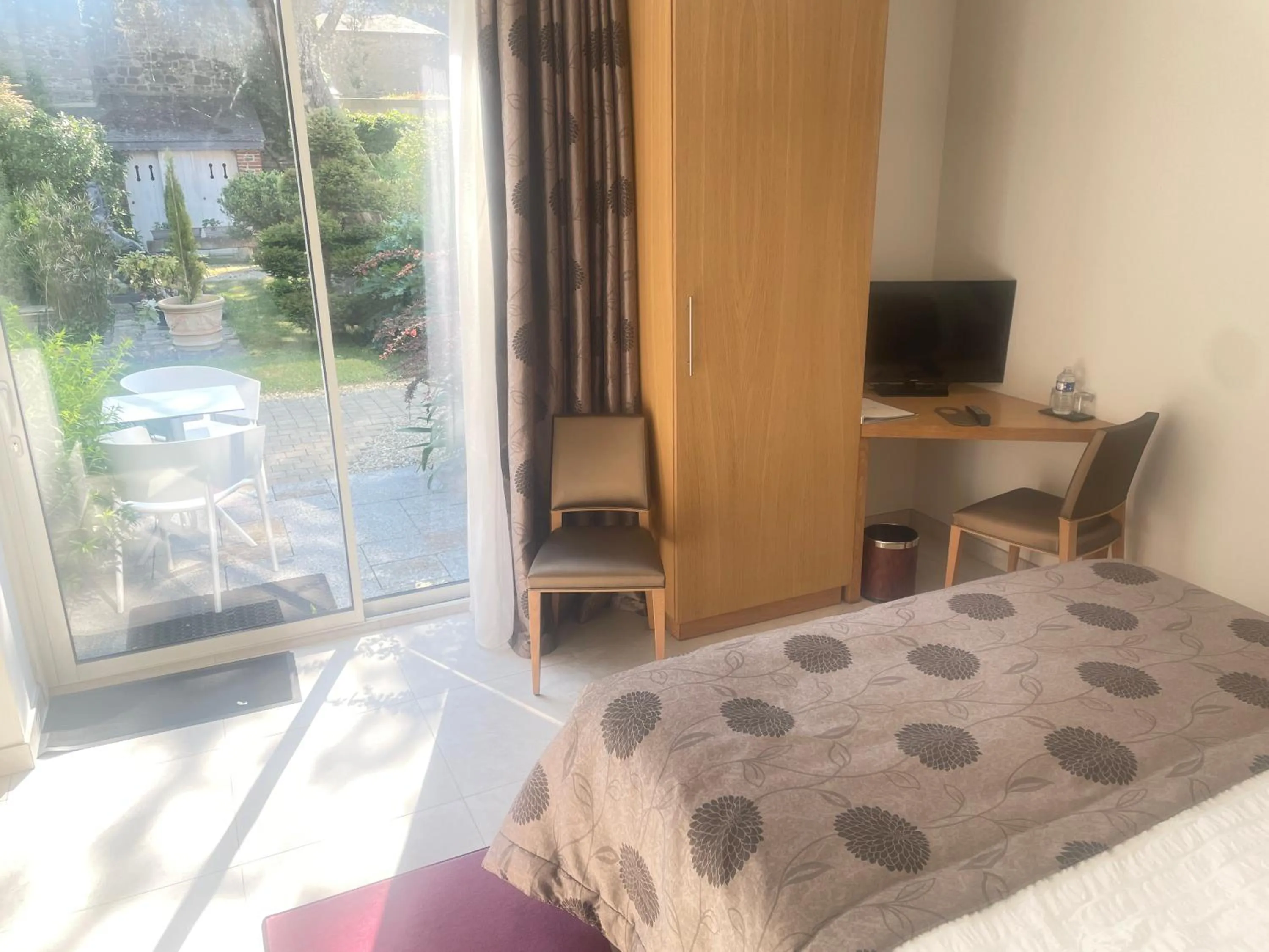 Shower, Bed in Hôtel Victor Hugo