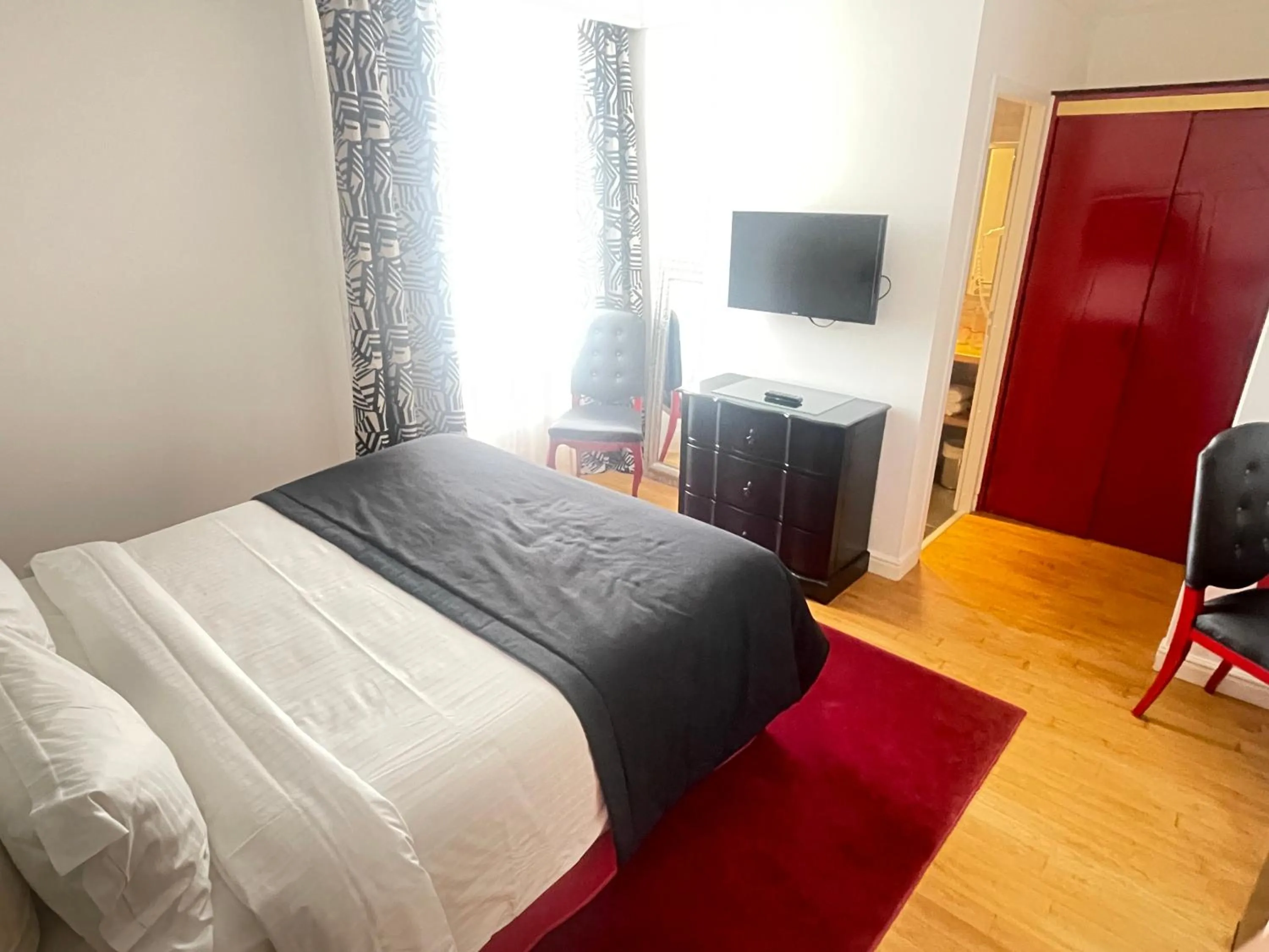 Shower, Bed in Hôtel Victor Hugo