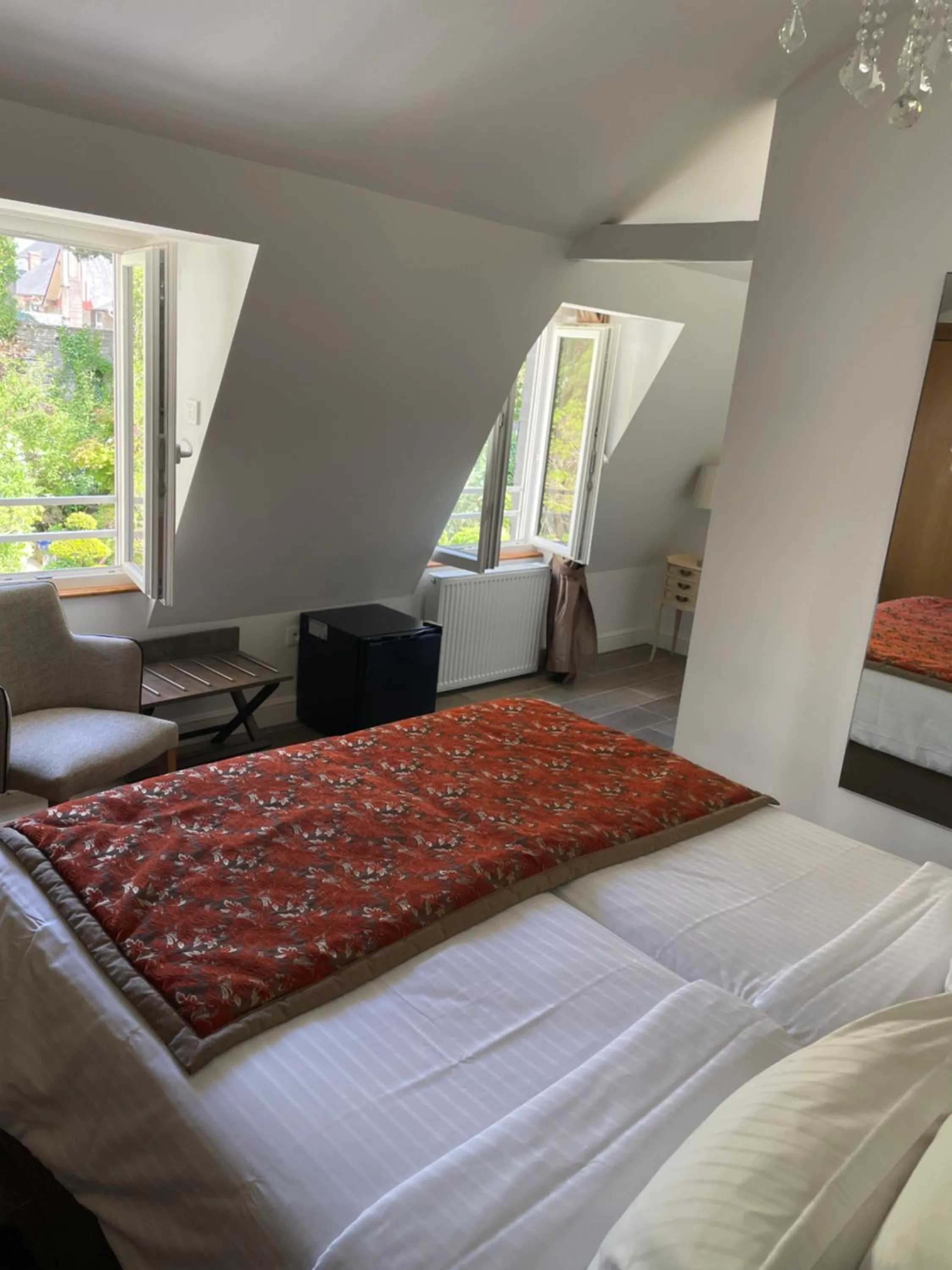 Shower, Bed in Hôtel Victor Hugo