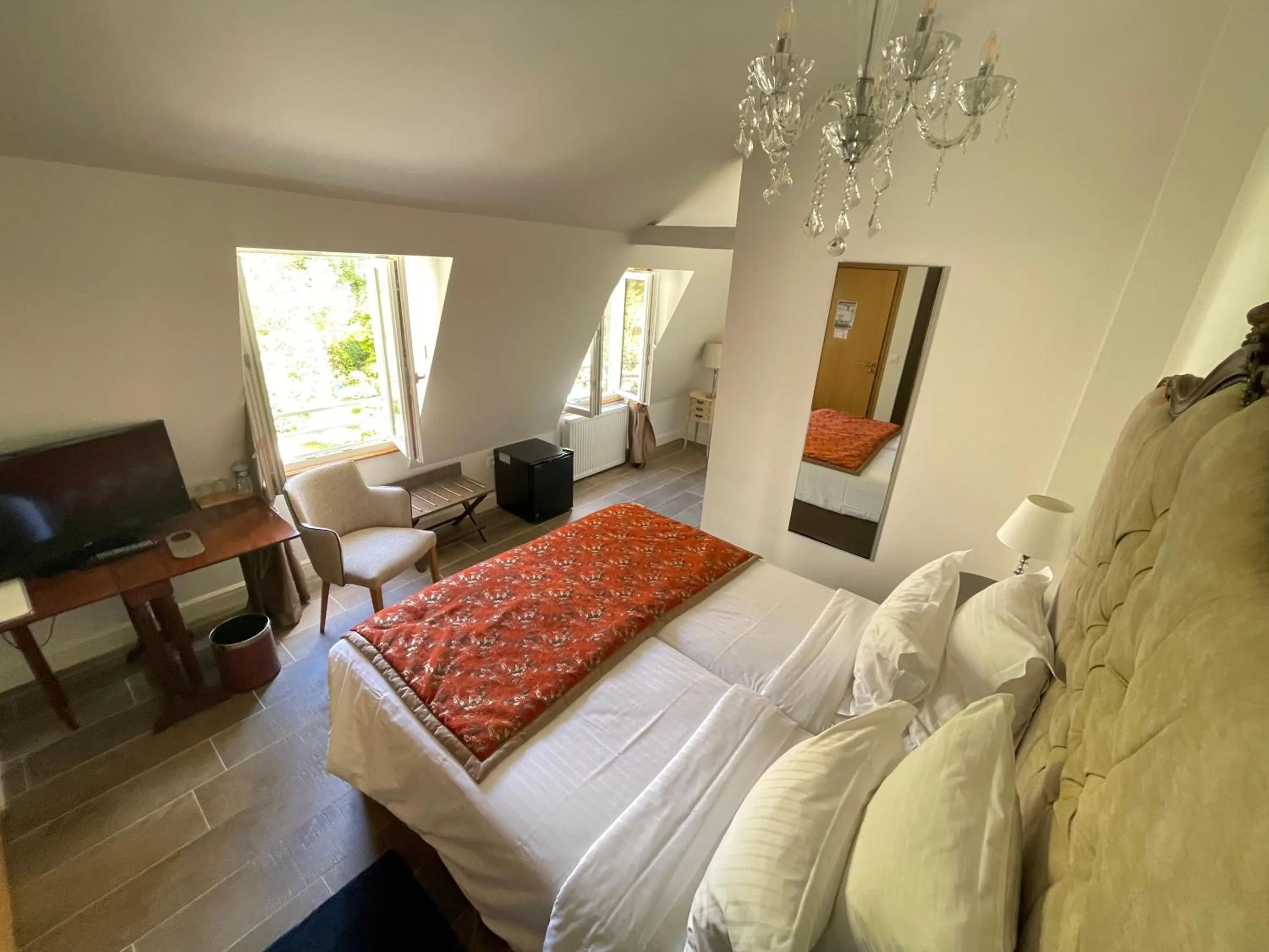 Shower, Bed in Hôtel Victor Hugo