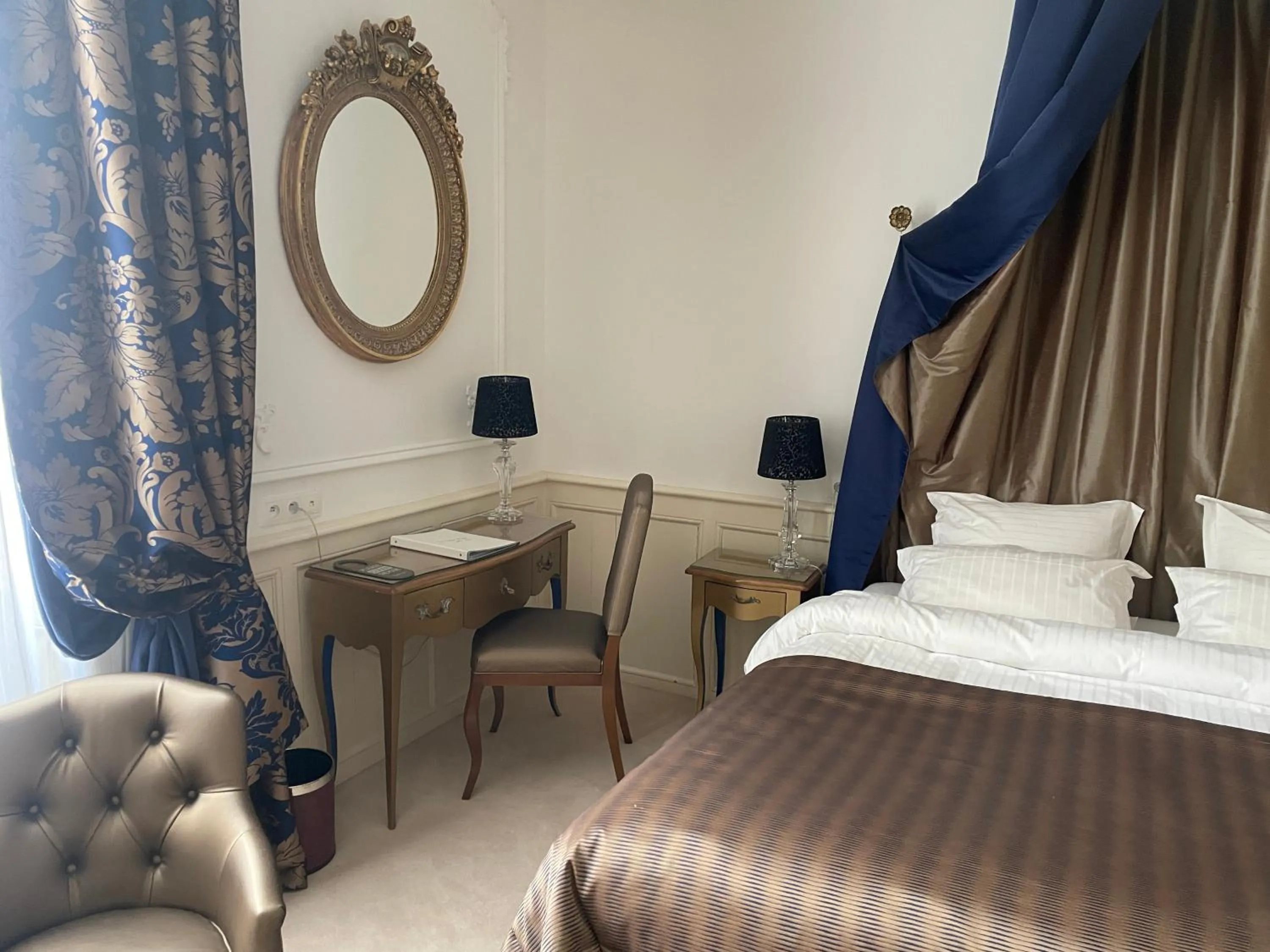 Bed in Hôtel Victor Hugo