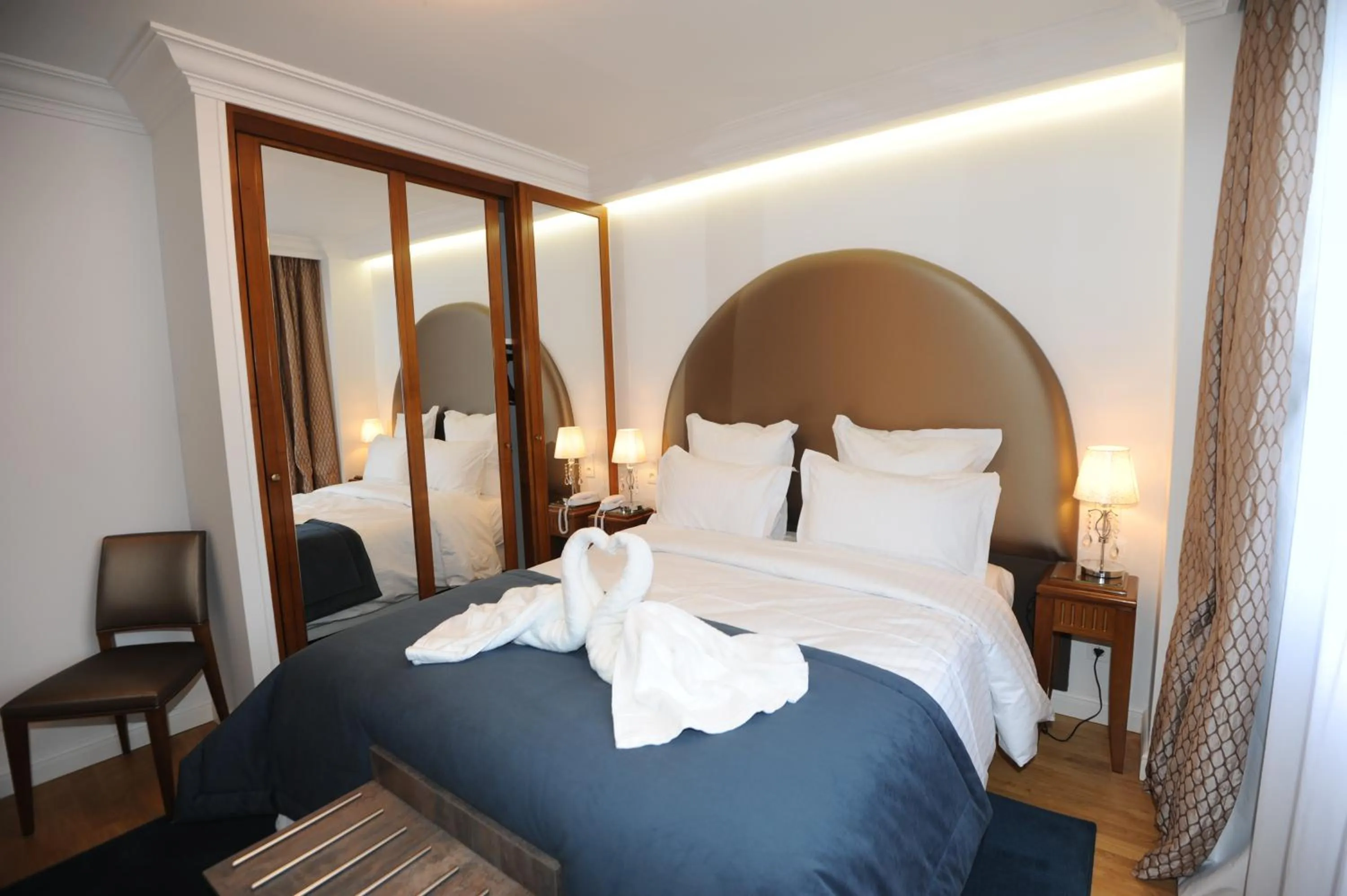 Bedroom, Bed in Hôtel Victor Hugo