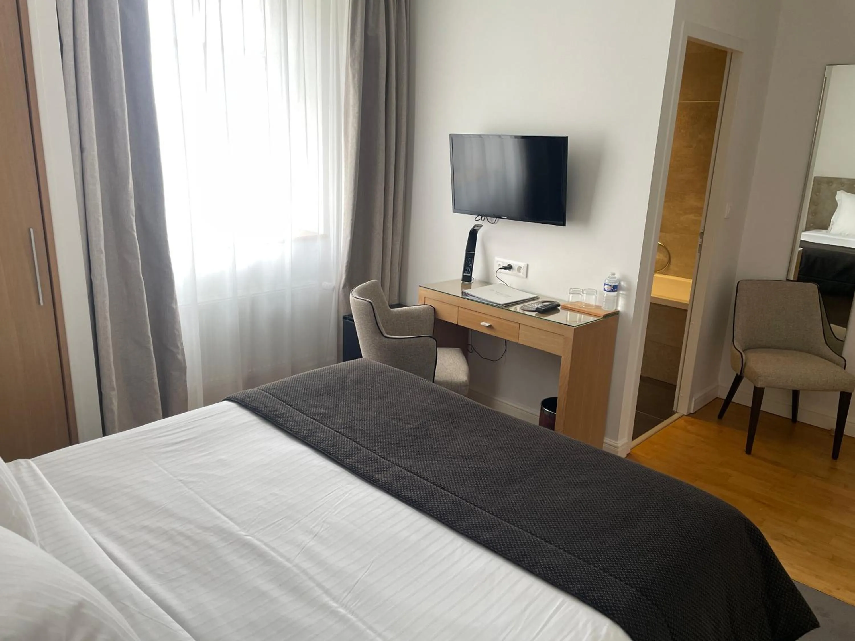 Bed in Hôtel Victor Hugo