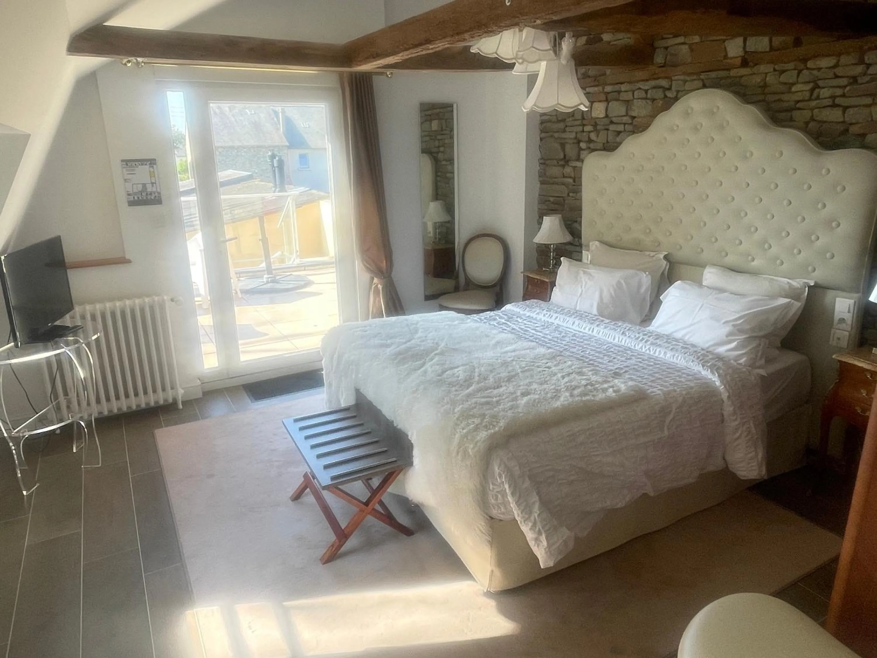 Shower, Bed in Hôtel Victor Hugo