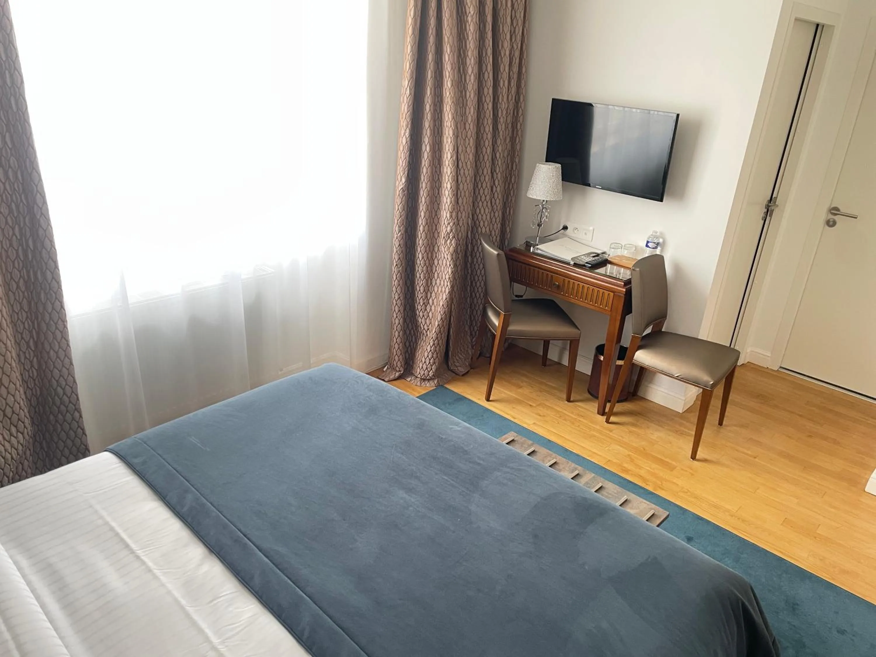 Property building, Bed in Hôtel Victor Hugo