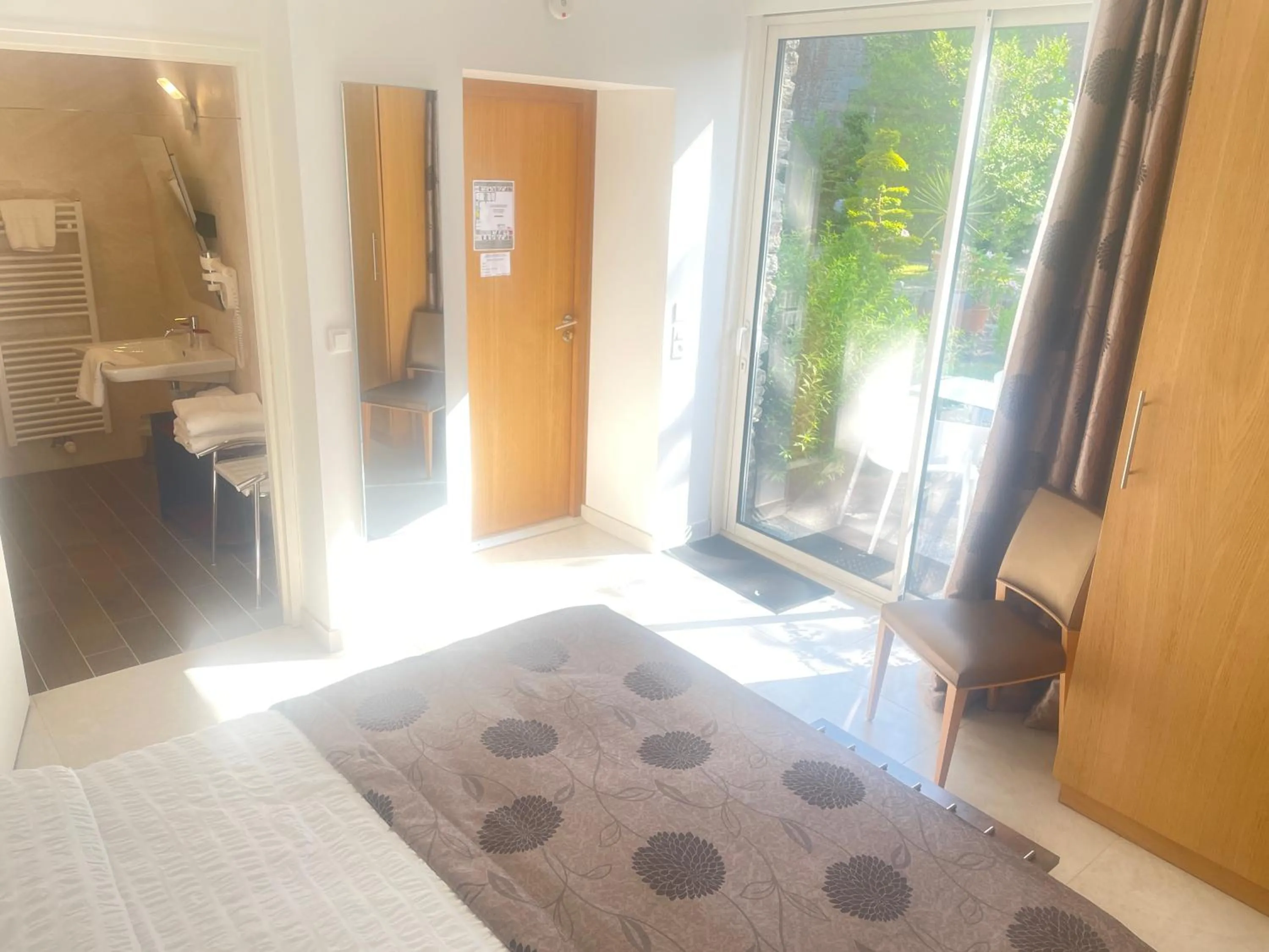 Shower, Bed in Hôtel Victor Hugo