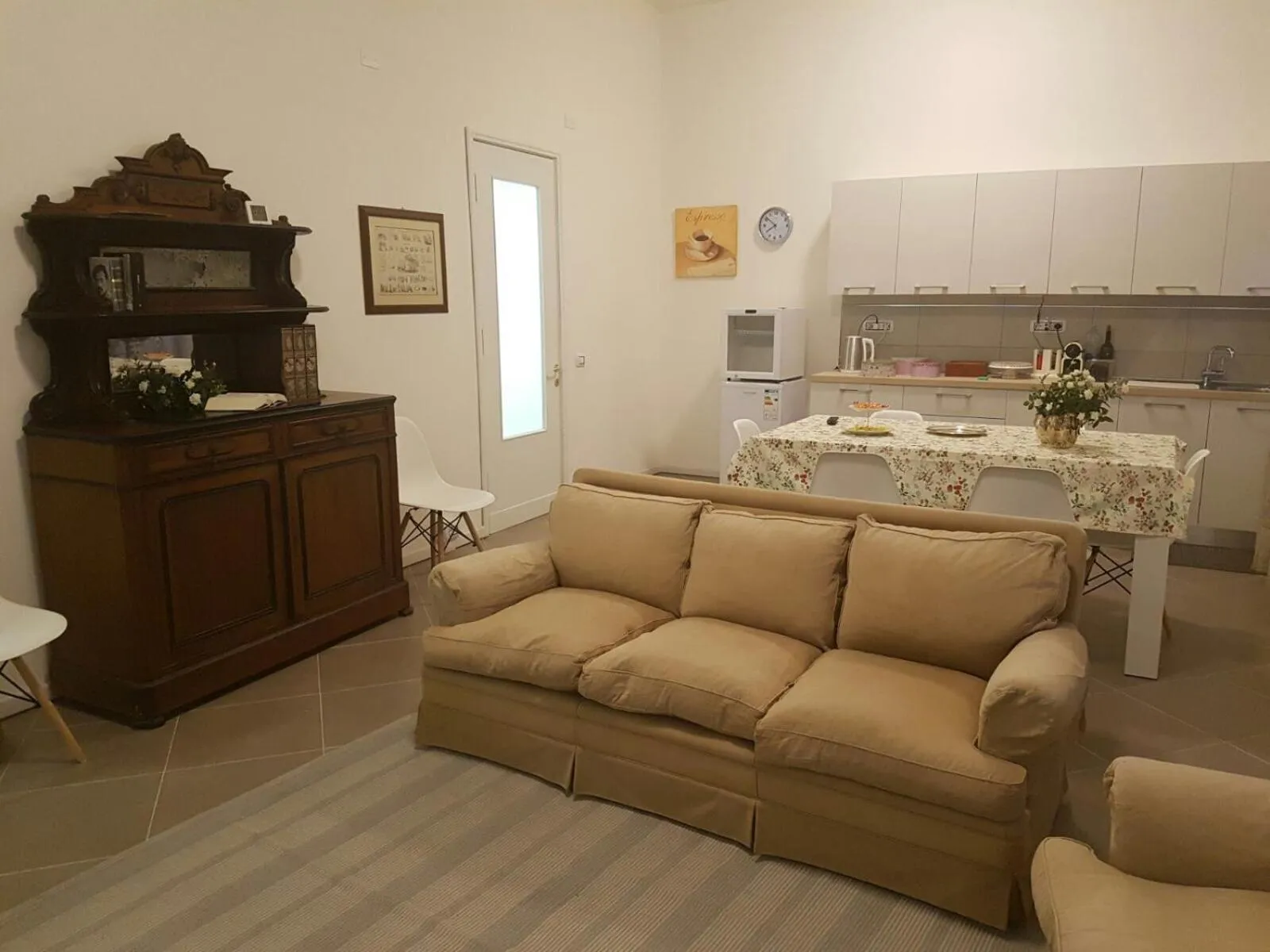 Communal lounge/ TV room in B&B Piazza Dante Nuoro