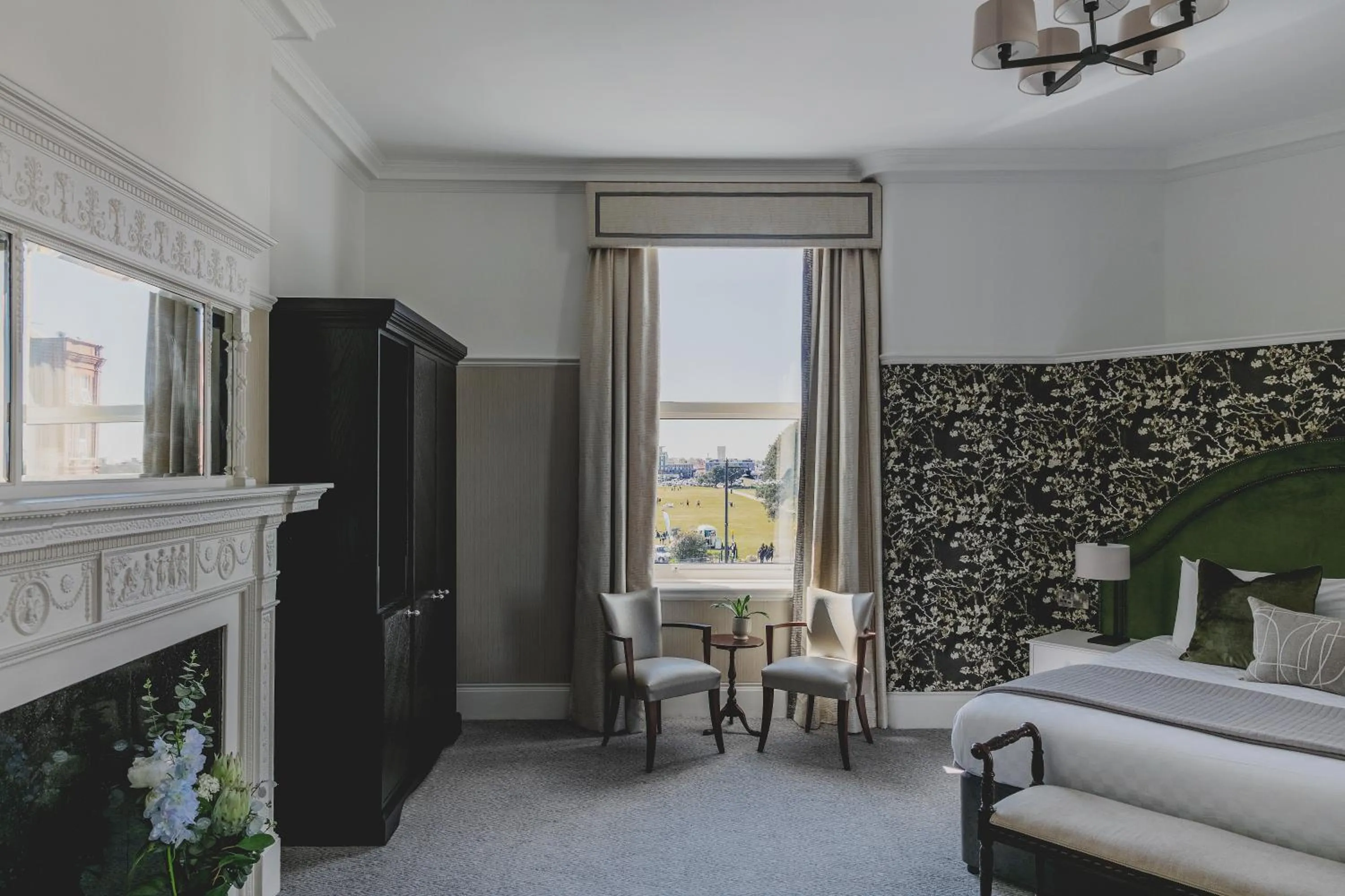 Seating area, Bed in The Queens Hotel