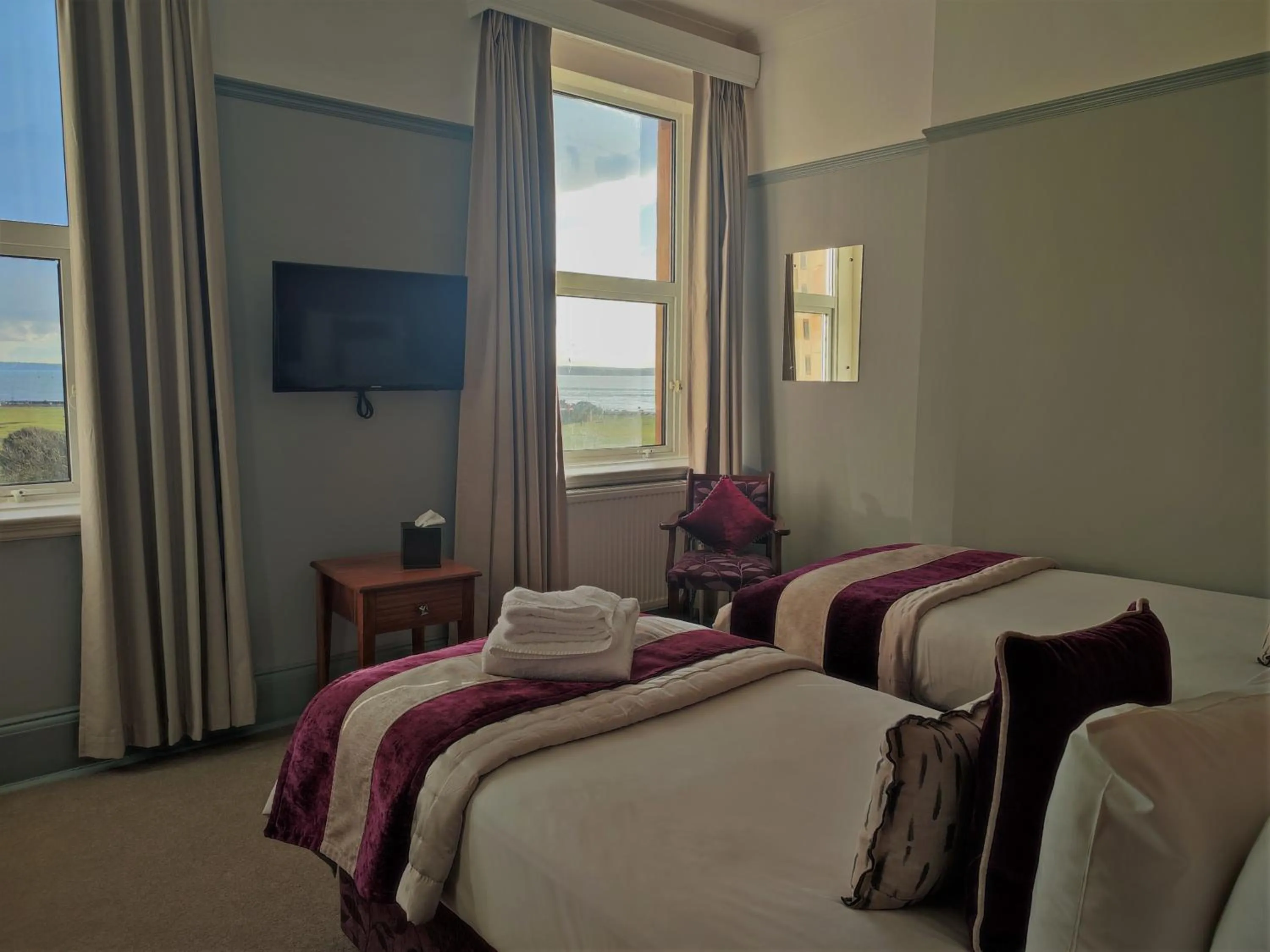 Bedroom, Bed in The Queens Hotel