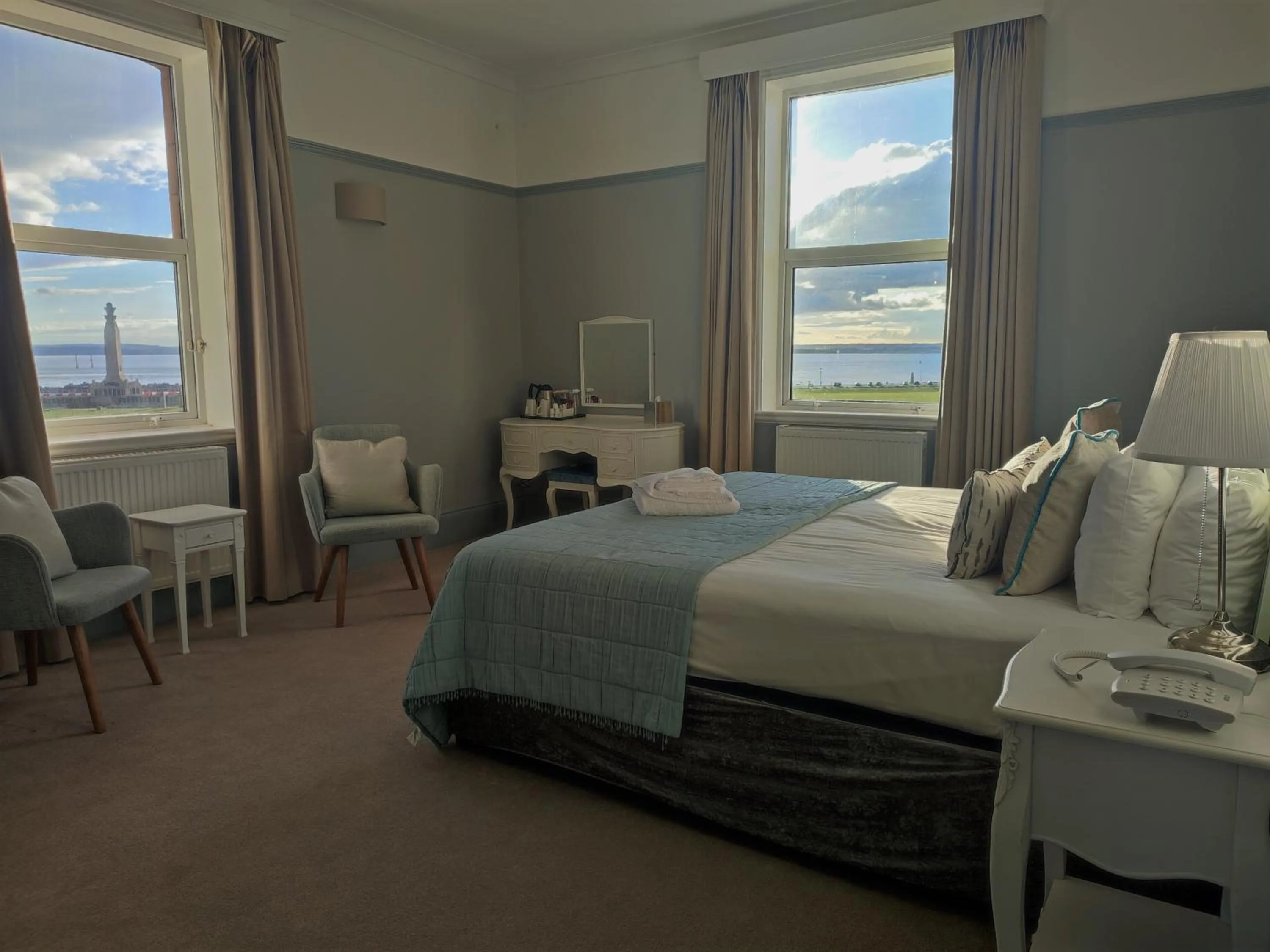 Bedroom, Bed in The Queens Hotel