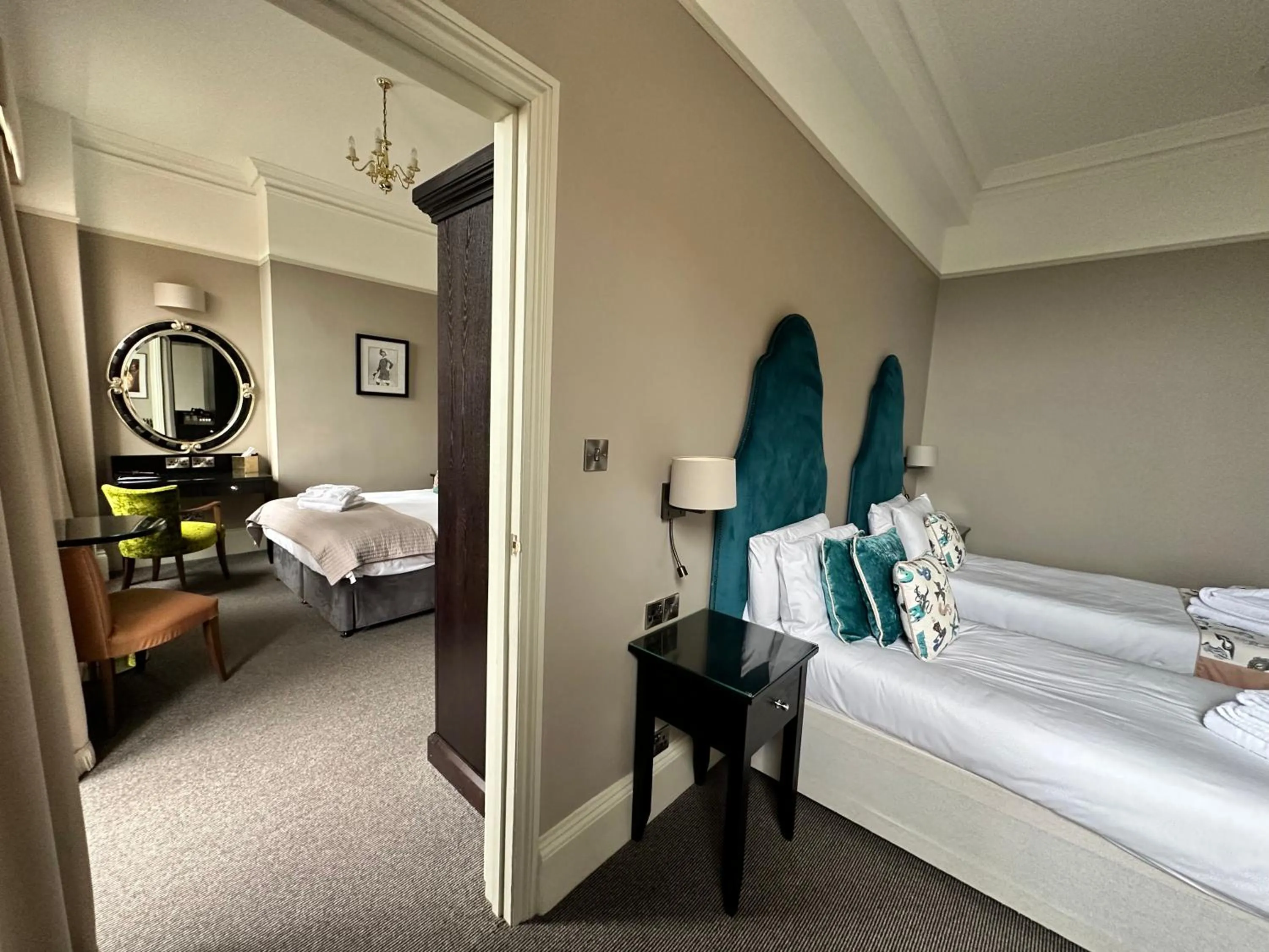 Photo of the whole room, Bed in The Queens Hotel