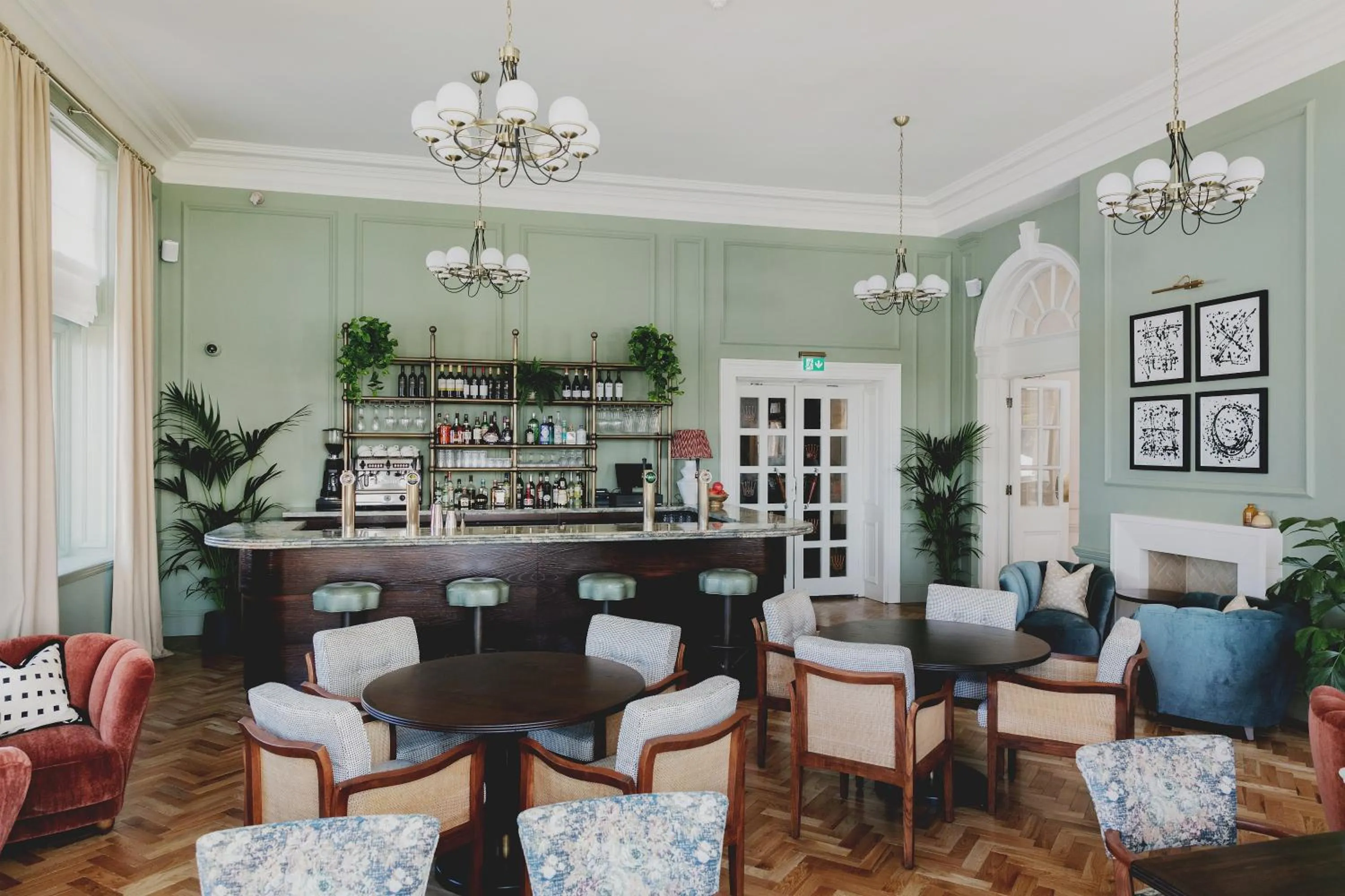 Lounge or bar in The Queens Hotel