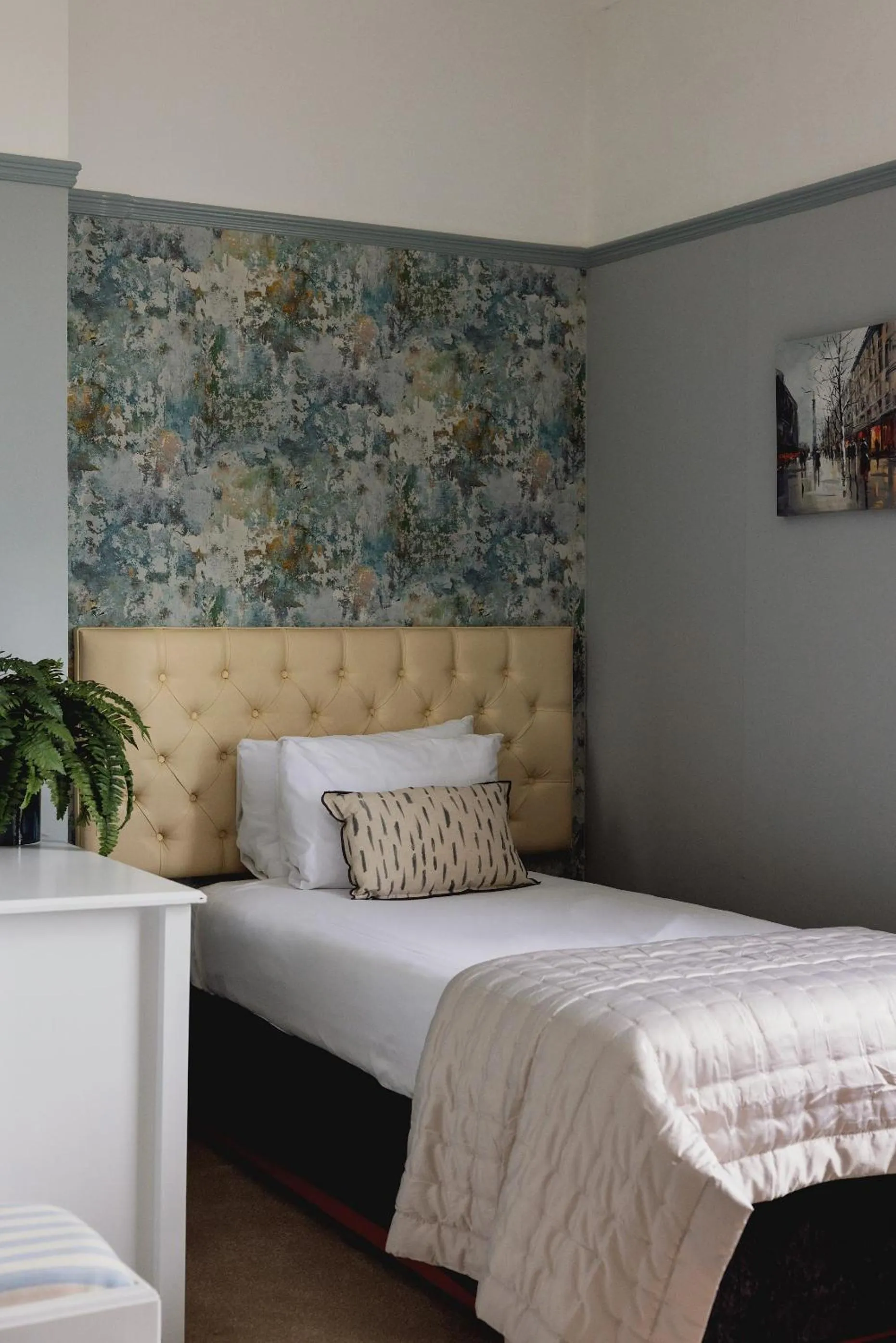 Bed in The Queens Hotel