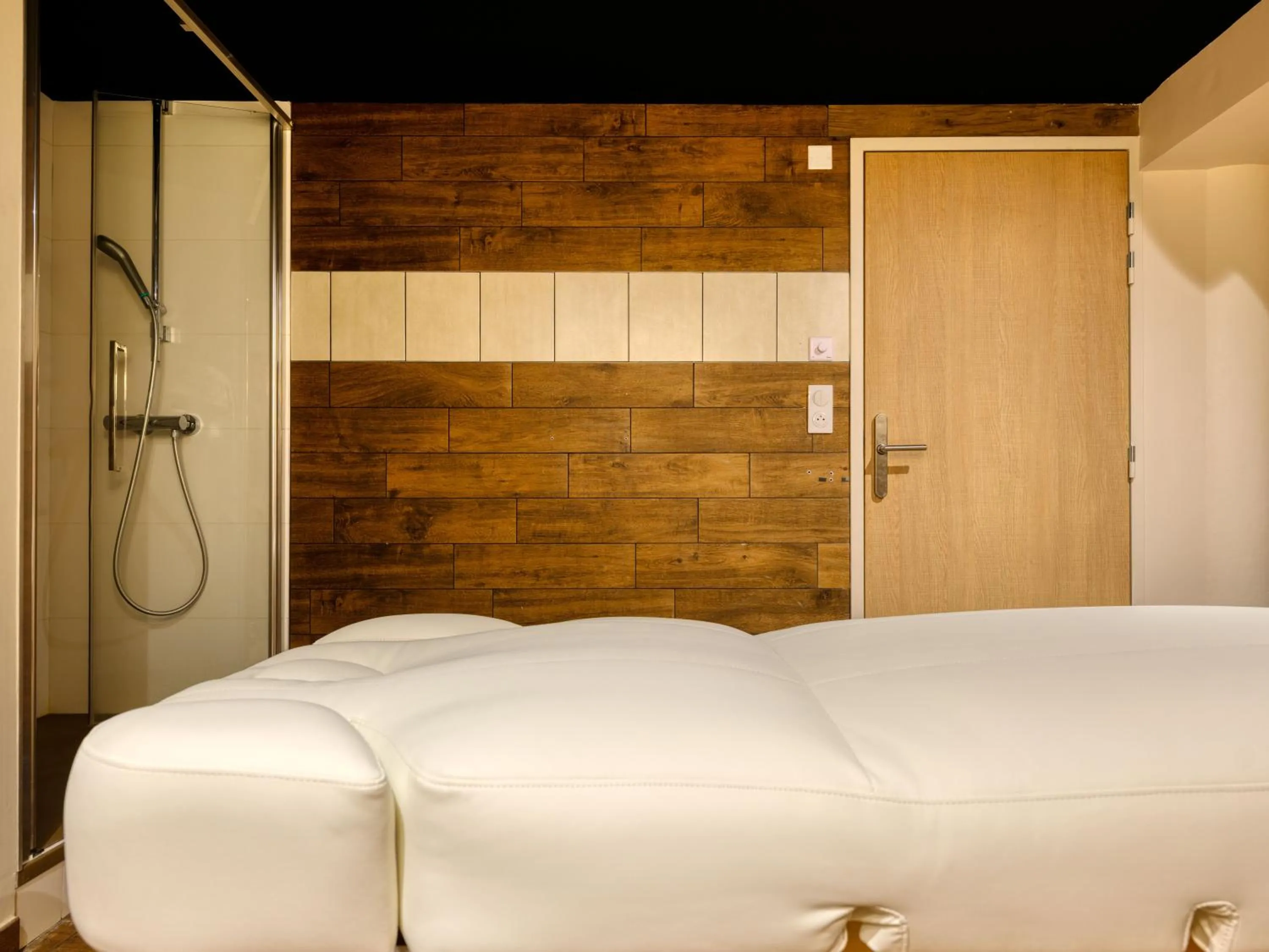 Massage, Bed in Logis Hôtel Domaine du Moulin Cavier - Restaurants & Spa