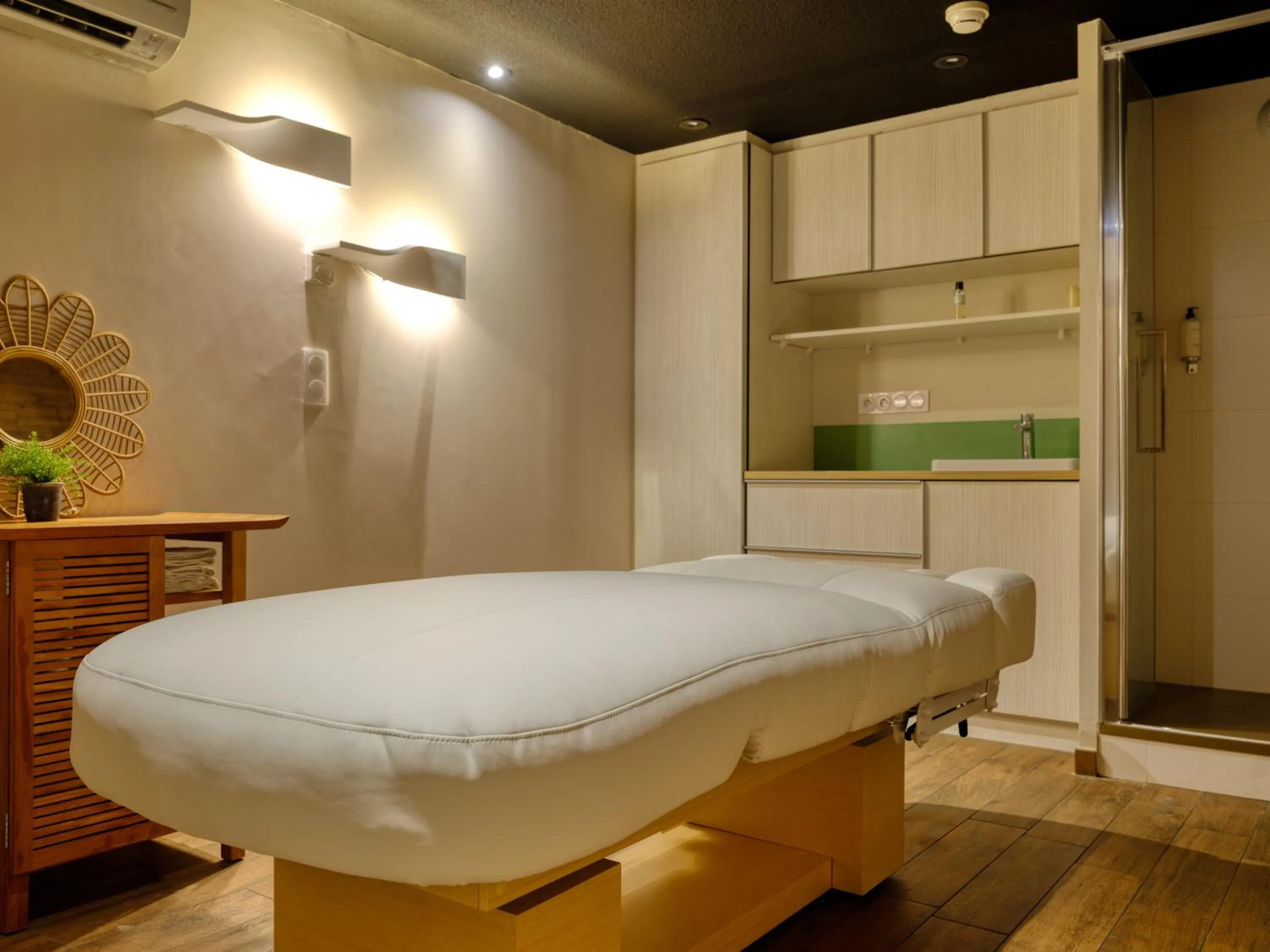 Massage in Logis Hôtel Domaine du Moulin Cavier - Restaurants & Spa