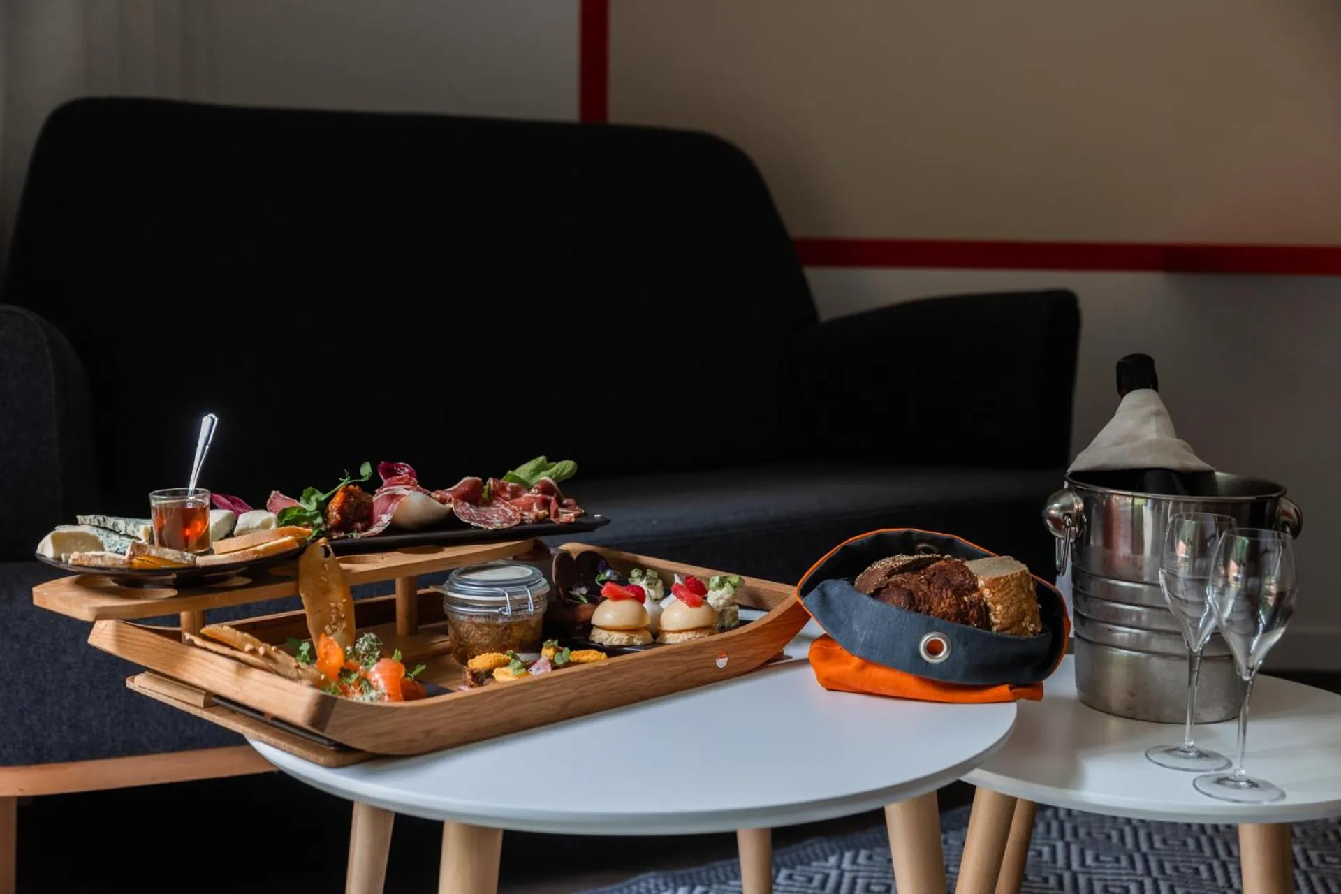 Living room in Logis Hôtel Domaine du Moulin Cavier - Restaurants & Spa