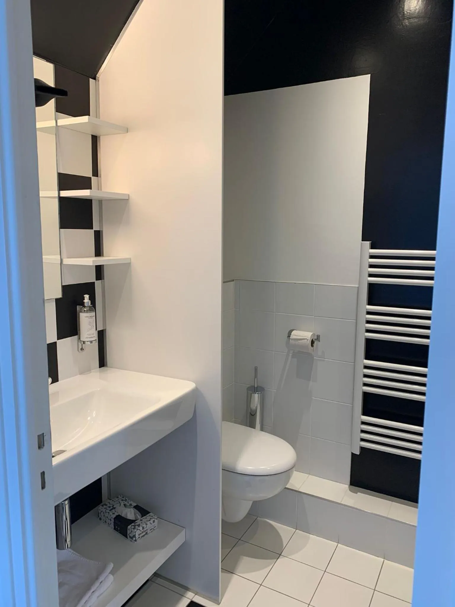 Shower in Logis Hôtel Domaine du Moulin Cavier - Restaurants & Spa