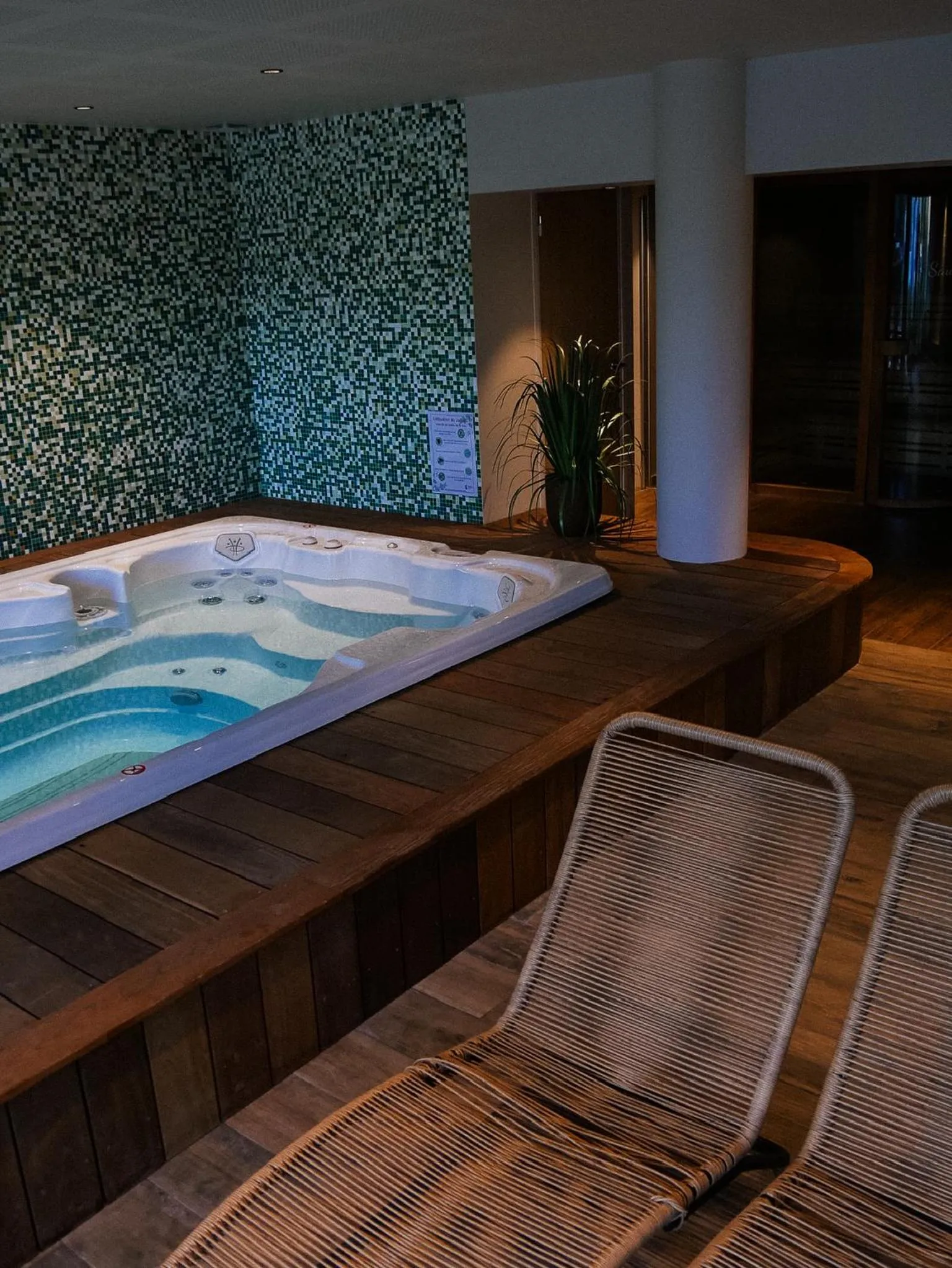 Hot Tub in Logis Hôtel Domaine du Moulin Cavier - Restaurants & Spa