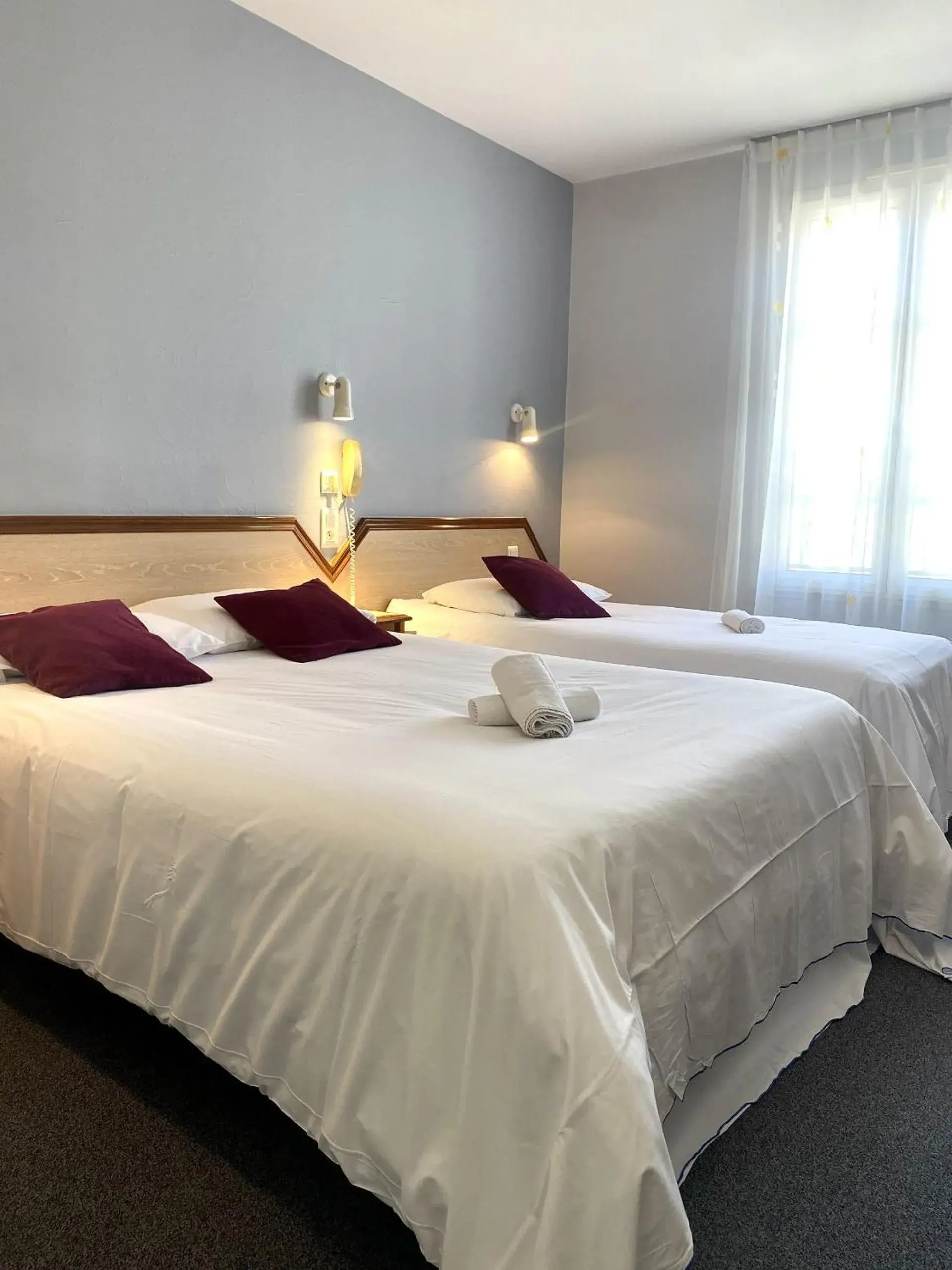 Triple Room in Logis Hôtel & Restaurant Le Cheval Blanc et Clovis Triple Room in Logis Hôtel & Restaurant Le Cheval Blanc et Clovis