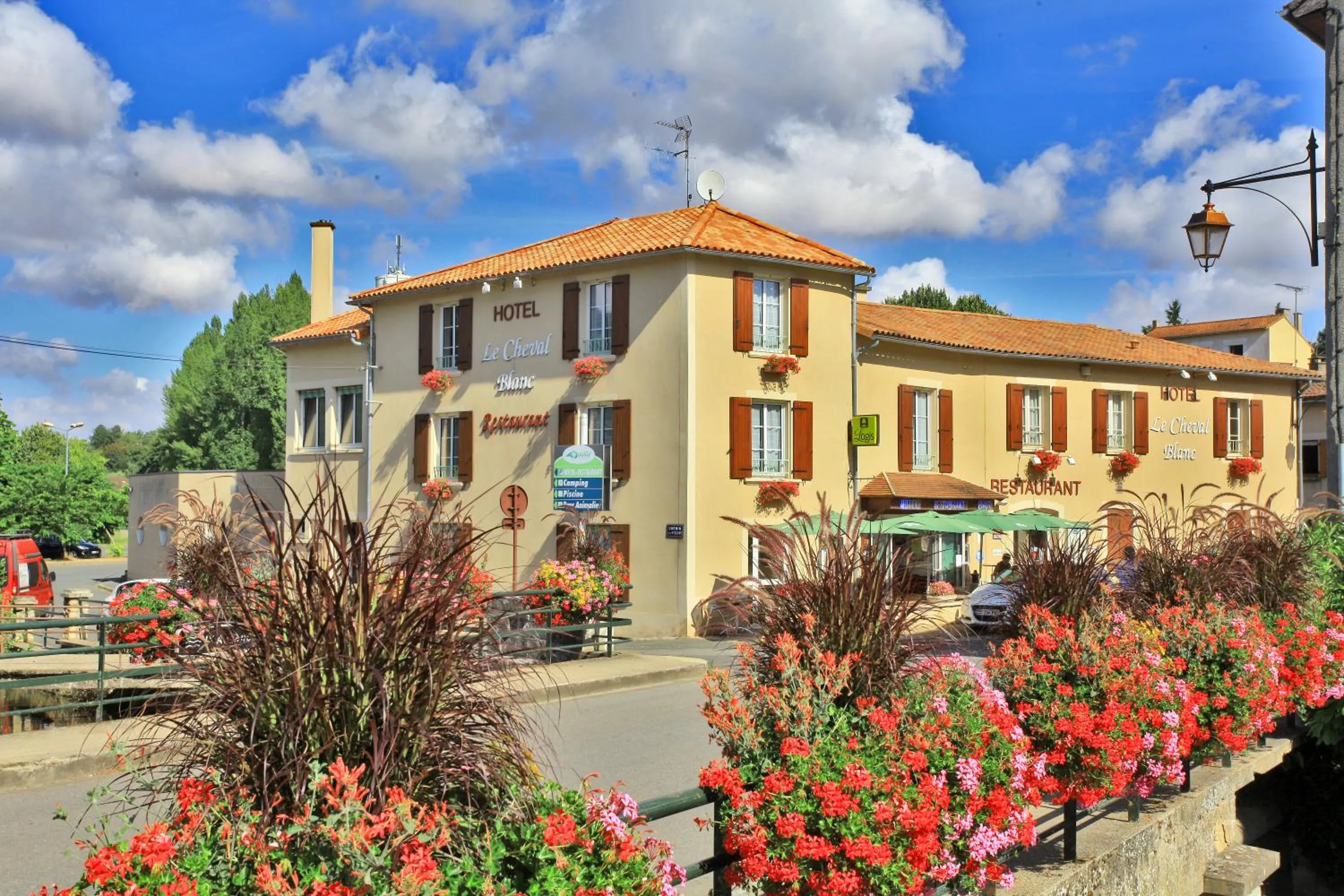 Property building in Logis Hôtel & Restaurant Le Cheval Blanc et Clovis