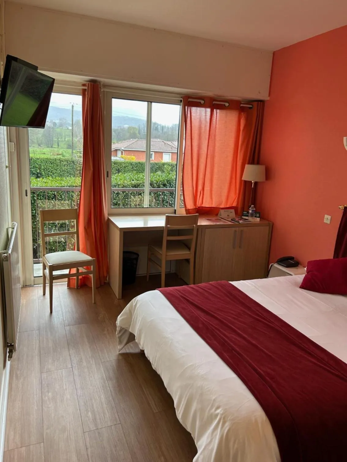 Natural landscape, Bed in Logis Hôtel restaurant Horizon 117