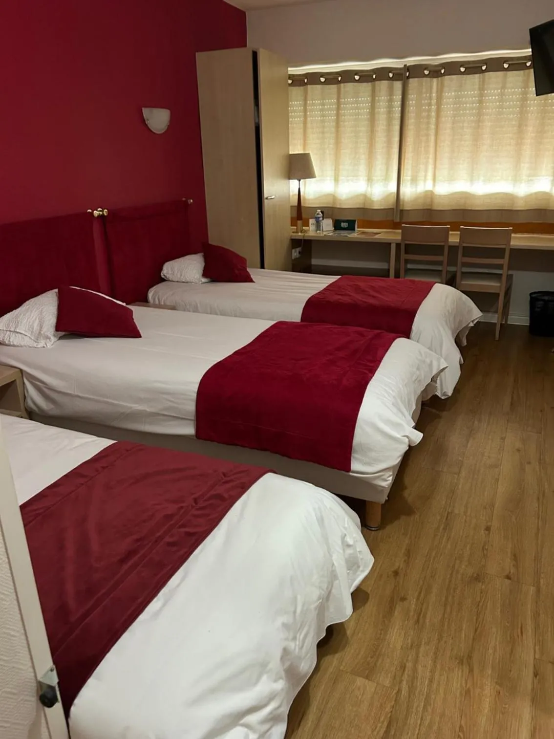 Property building, Bed in Logis Hôtel restaurant Horizon 117