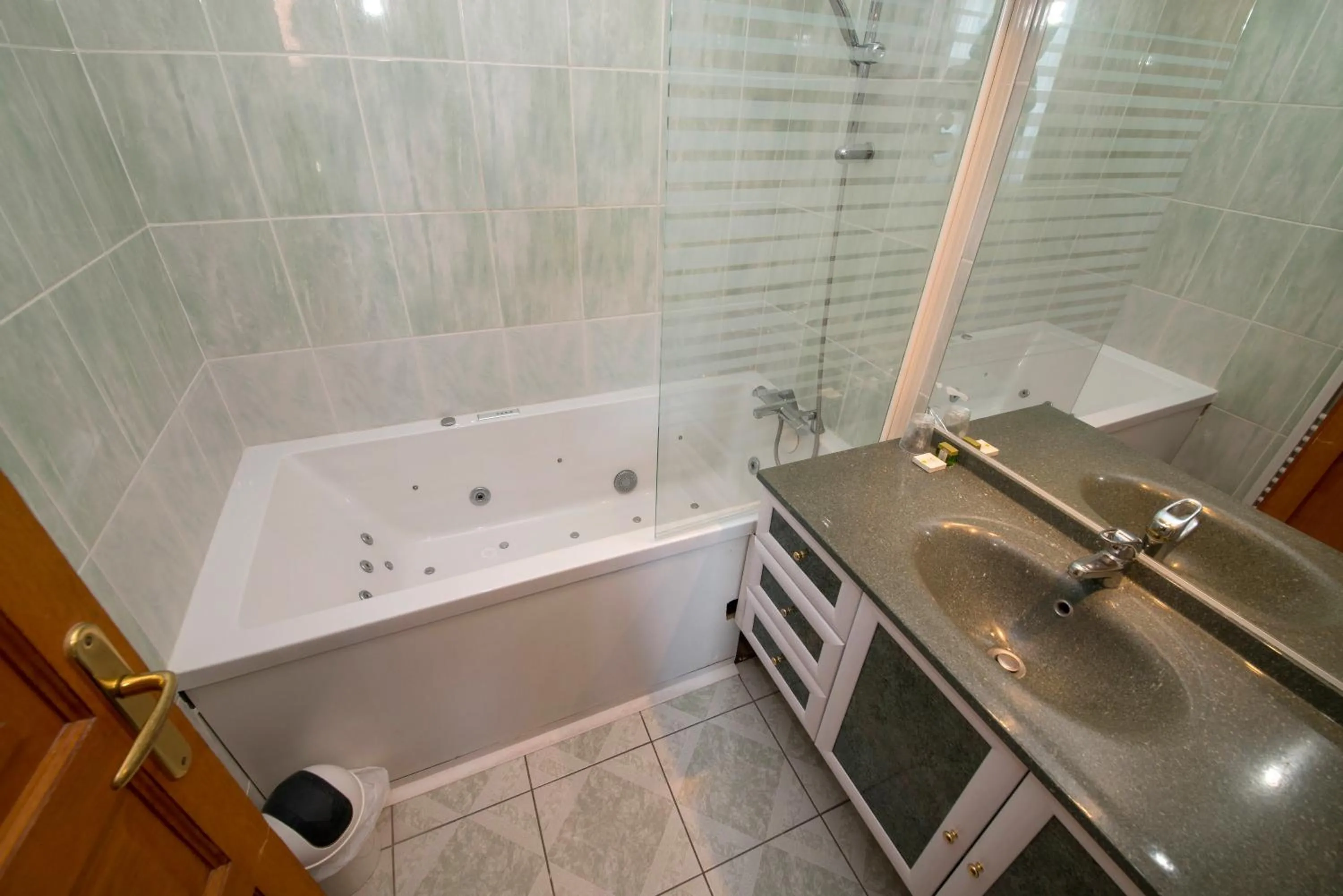 Bathroom in Logis Le Tadorne