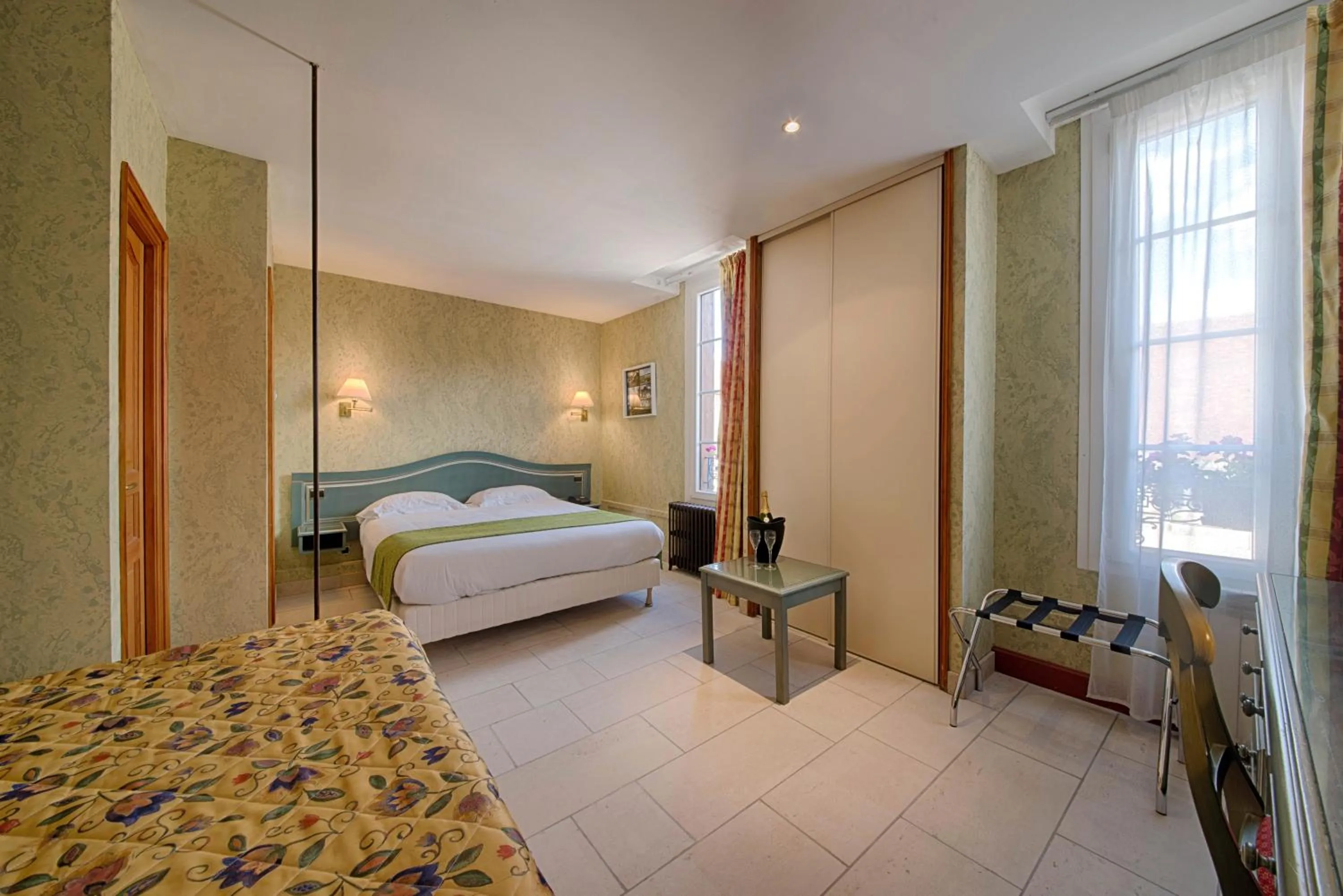 Photo of the whole room, Bed in Logis Le Tadorne