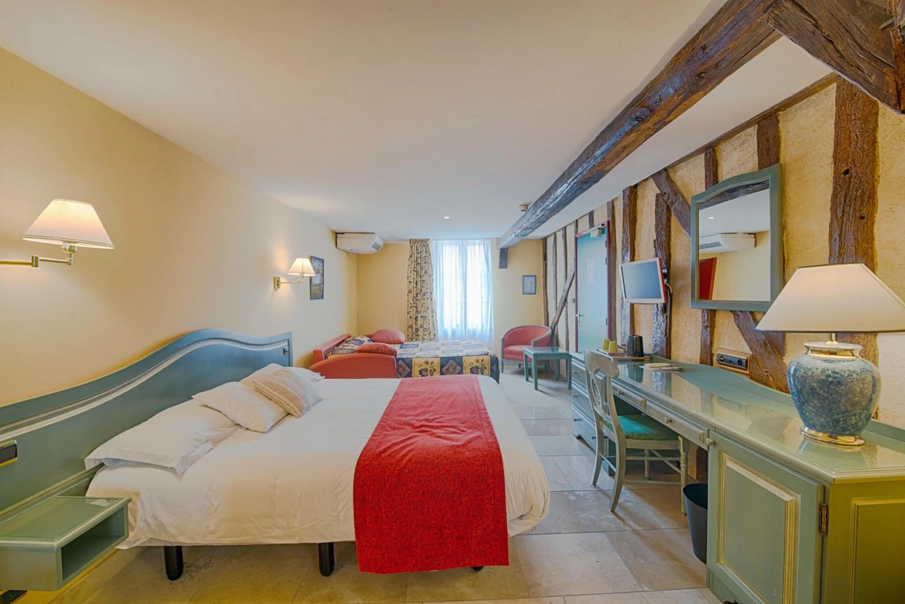 Photo of the whole room, Bed in Logis Le Tadorne
