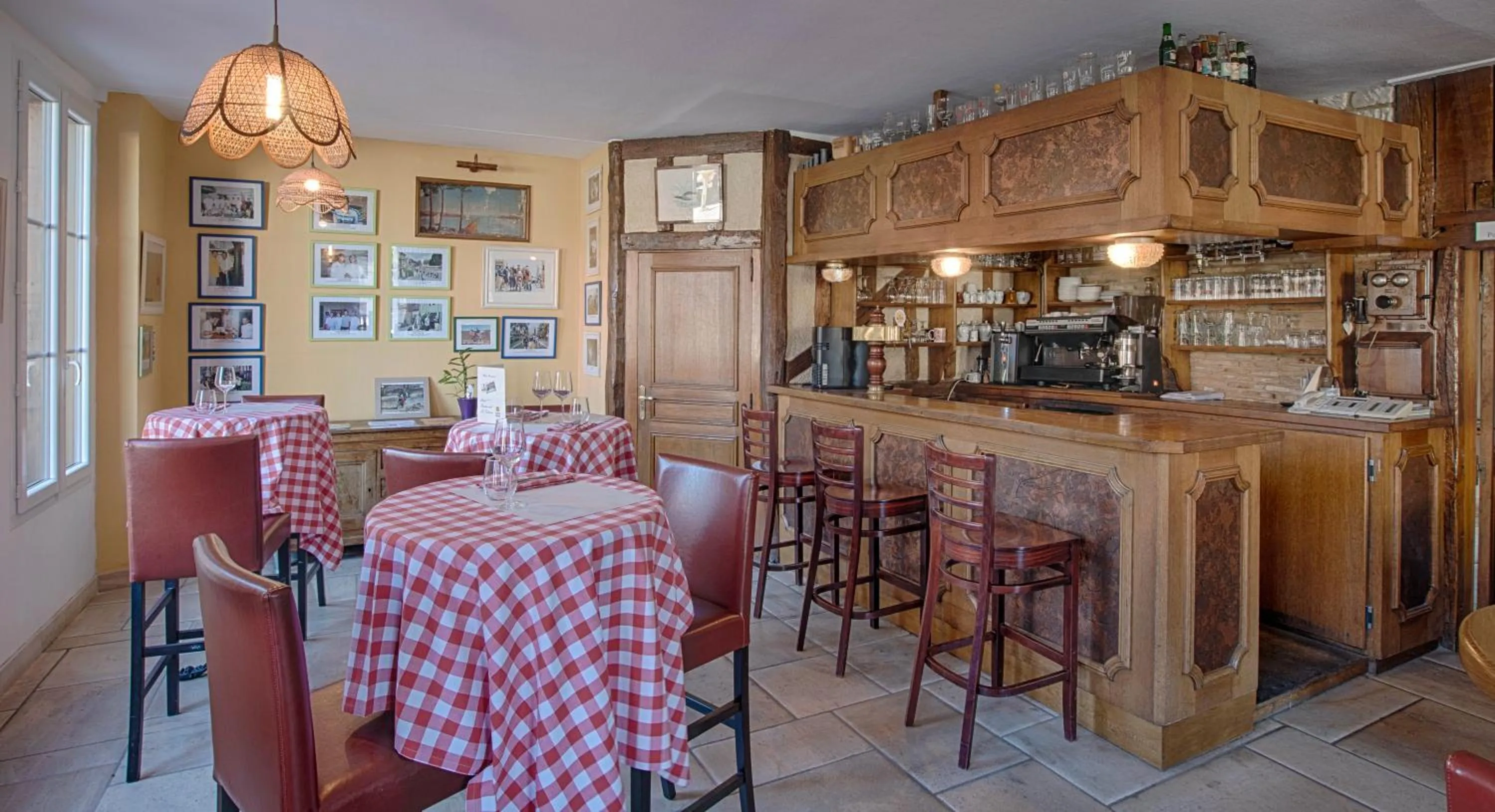 Lounge or bar in Logis Le Tadorne