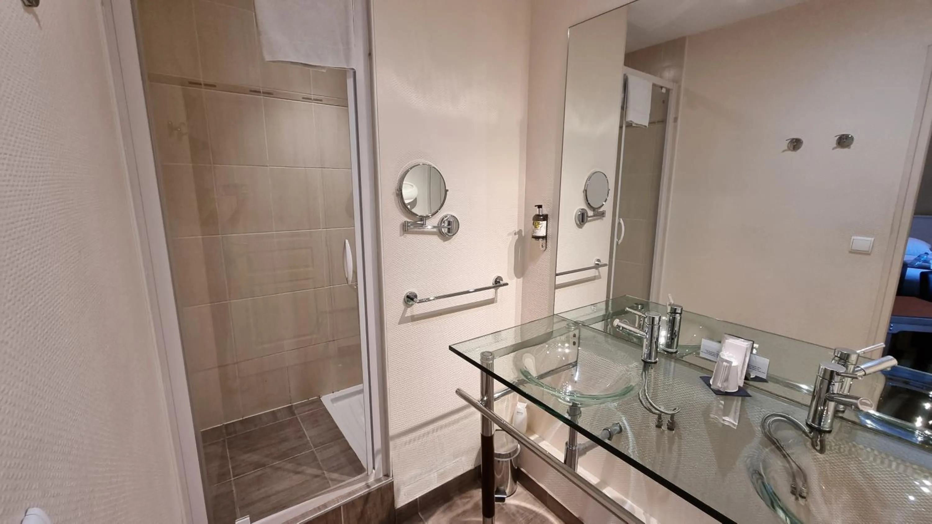 Bathroom in Logis L'Abreuvoir