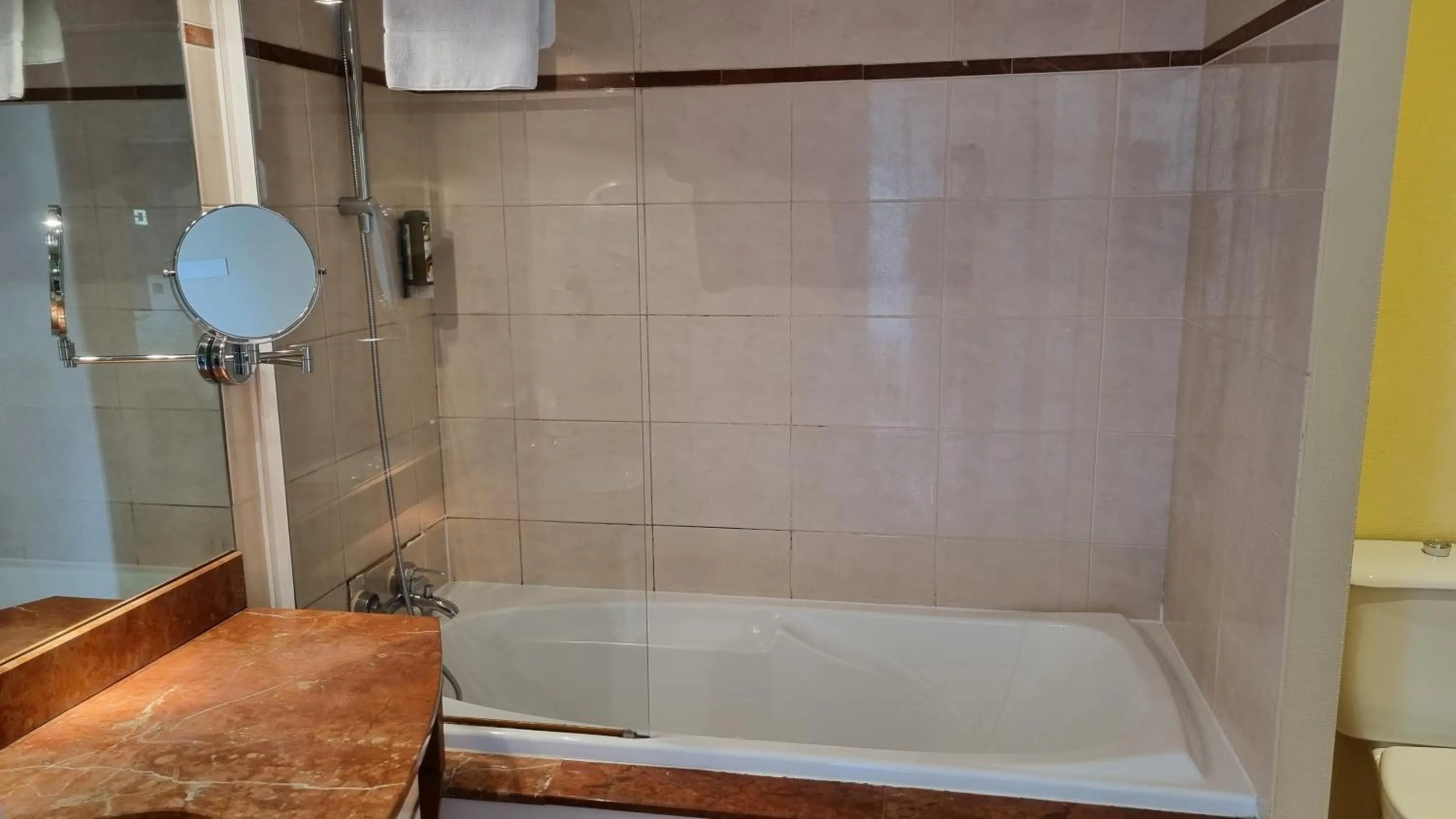 Bath in Logis L'Abreuvoir