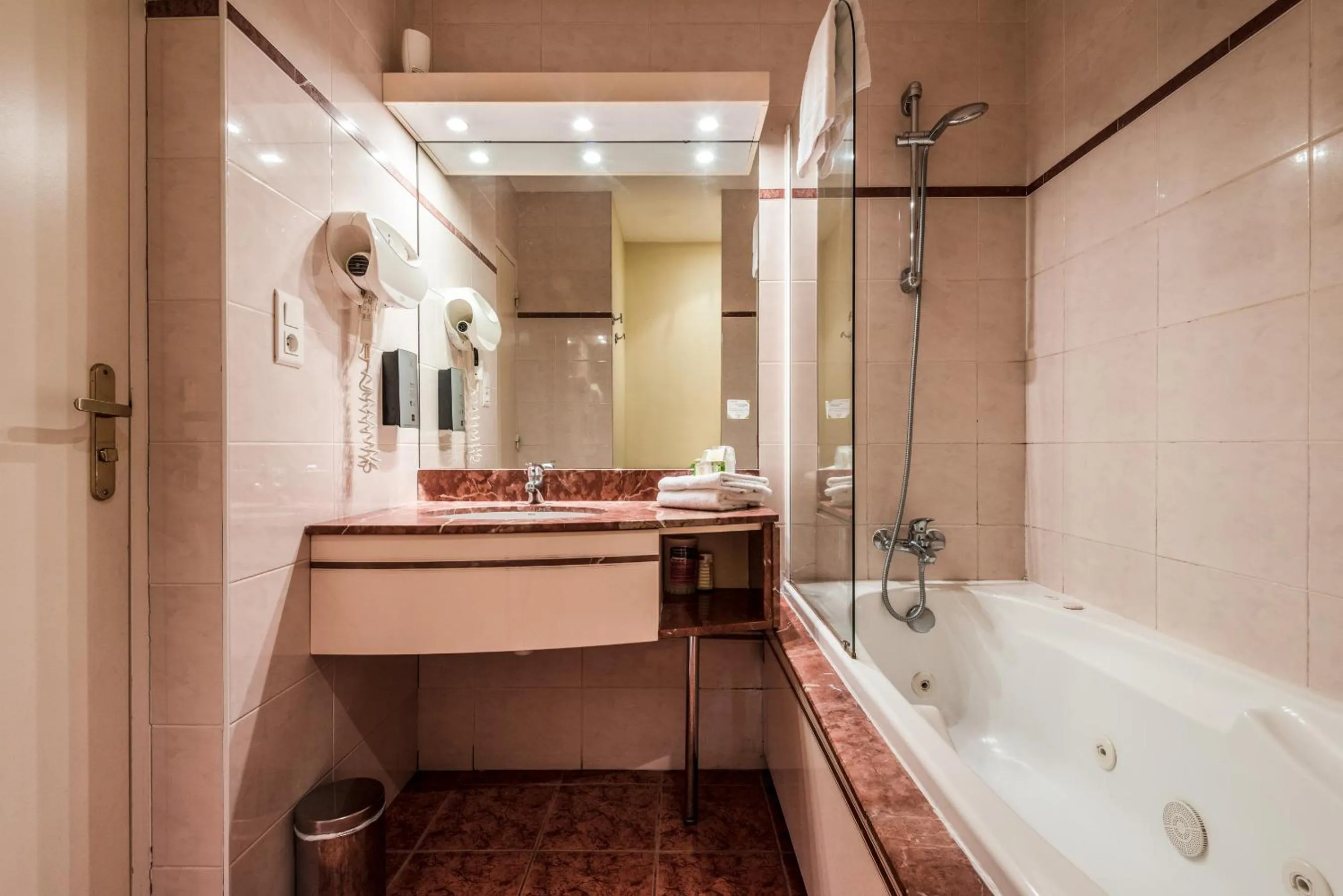 Bathroom in Logis L'Abreuvoir