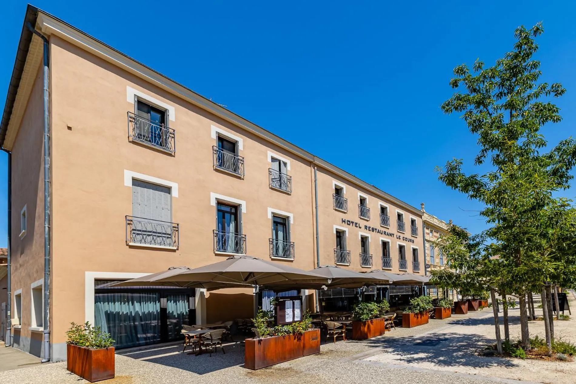 Property building in Logis Hôtel Restaurant Le Cours
