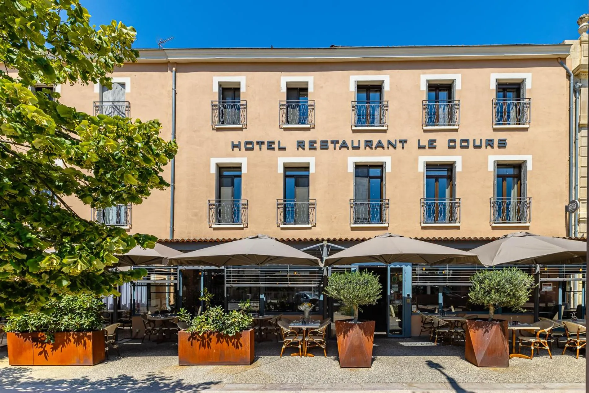 Property building in Logis Hôtel Restaurant Le Cours