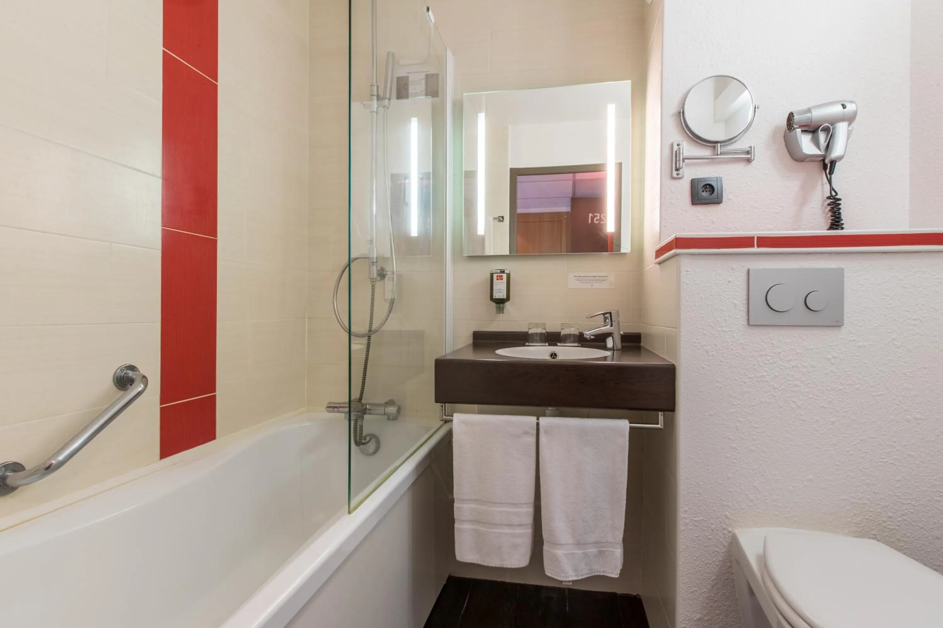 Hot Tub in Logis Hôtel Restaurant Solenca