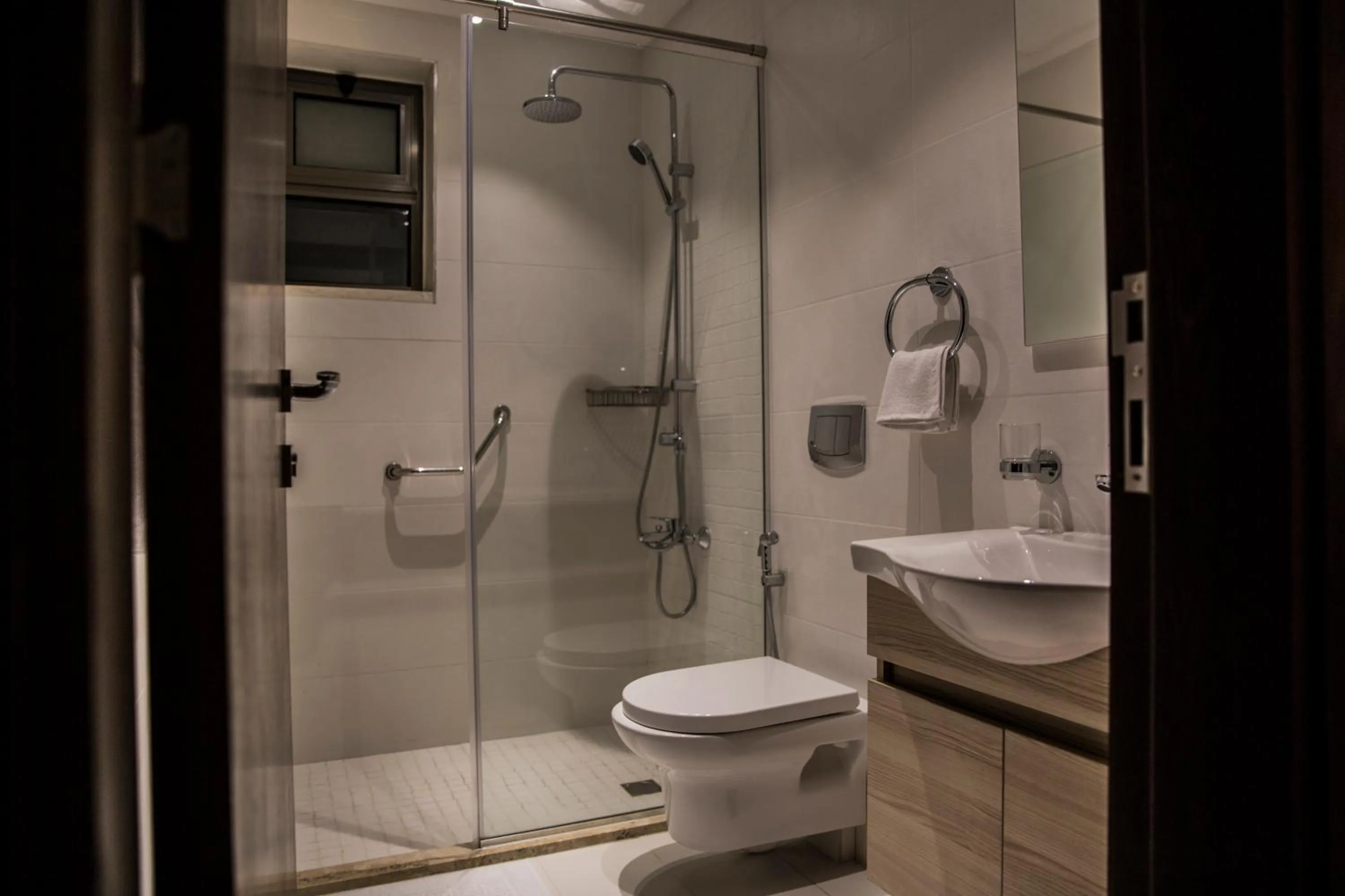 Shower in Naylover Hotel Suites