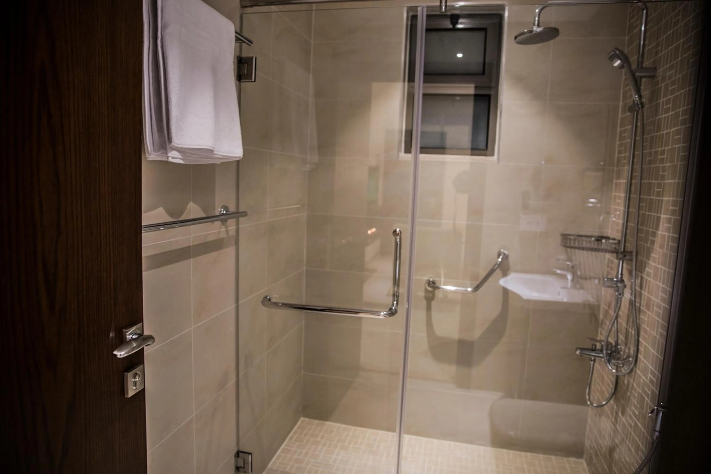 Shower in Naylover Hotel Suites