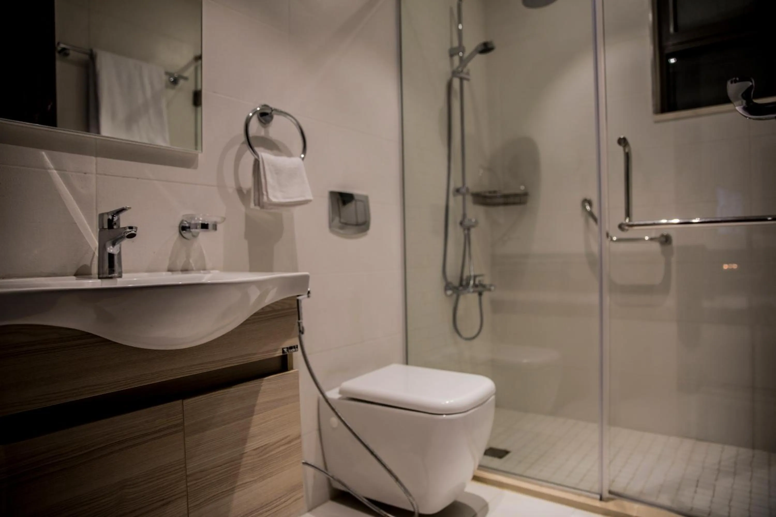 Shower in Naylover Hotel Suites