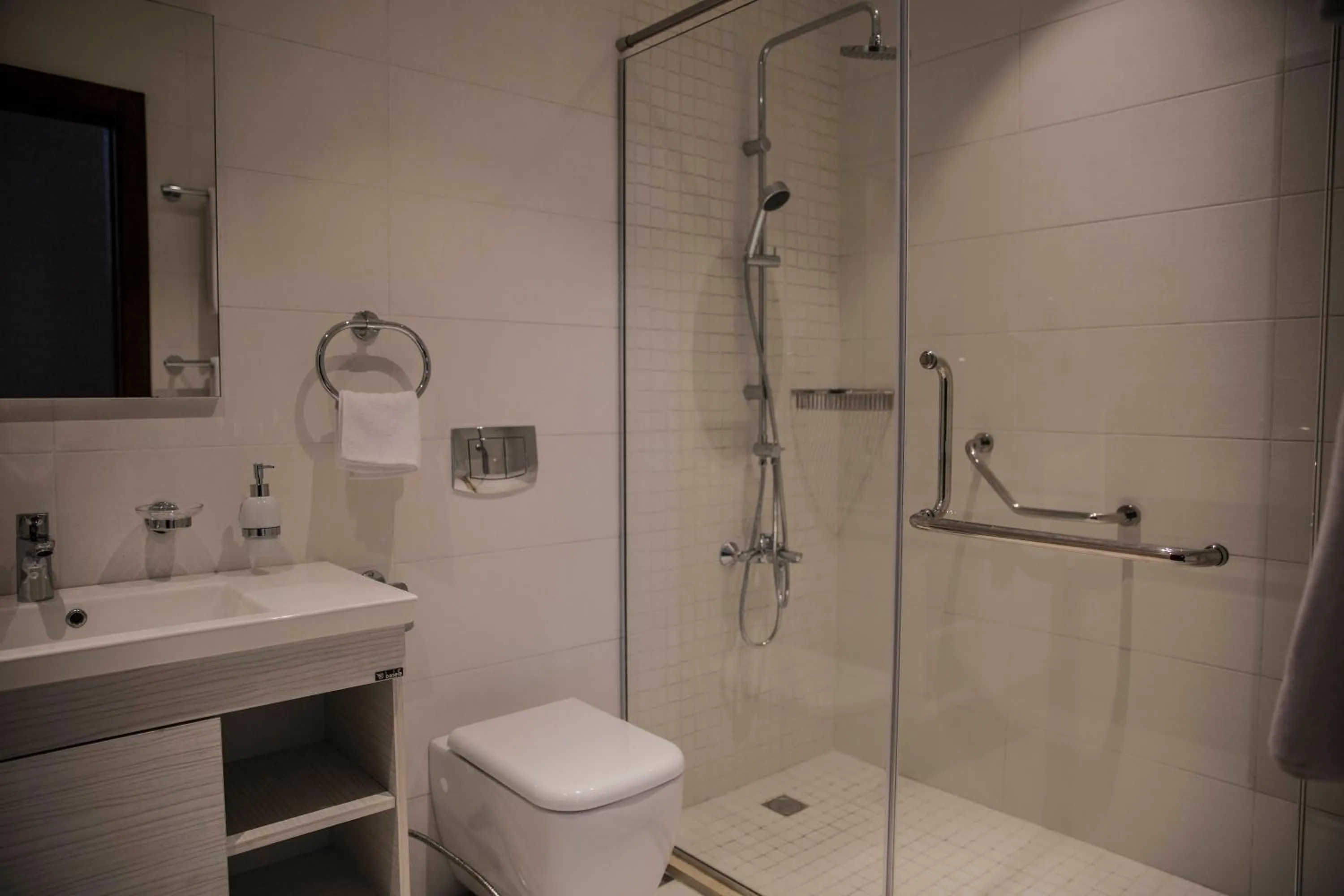 Shower in Naylover Hotel Suites