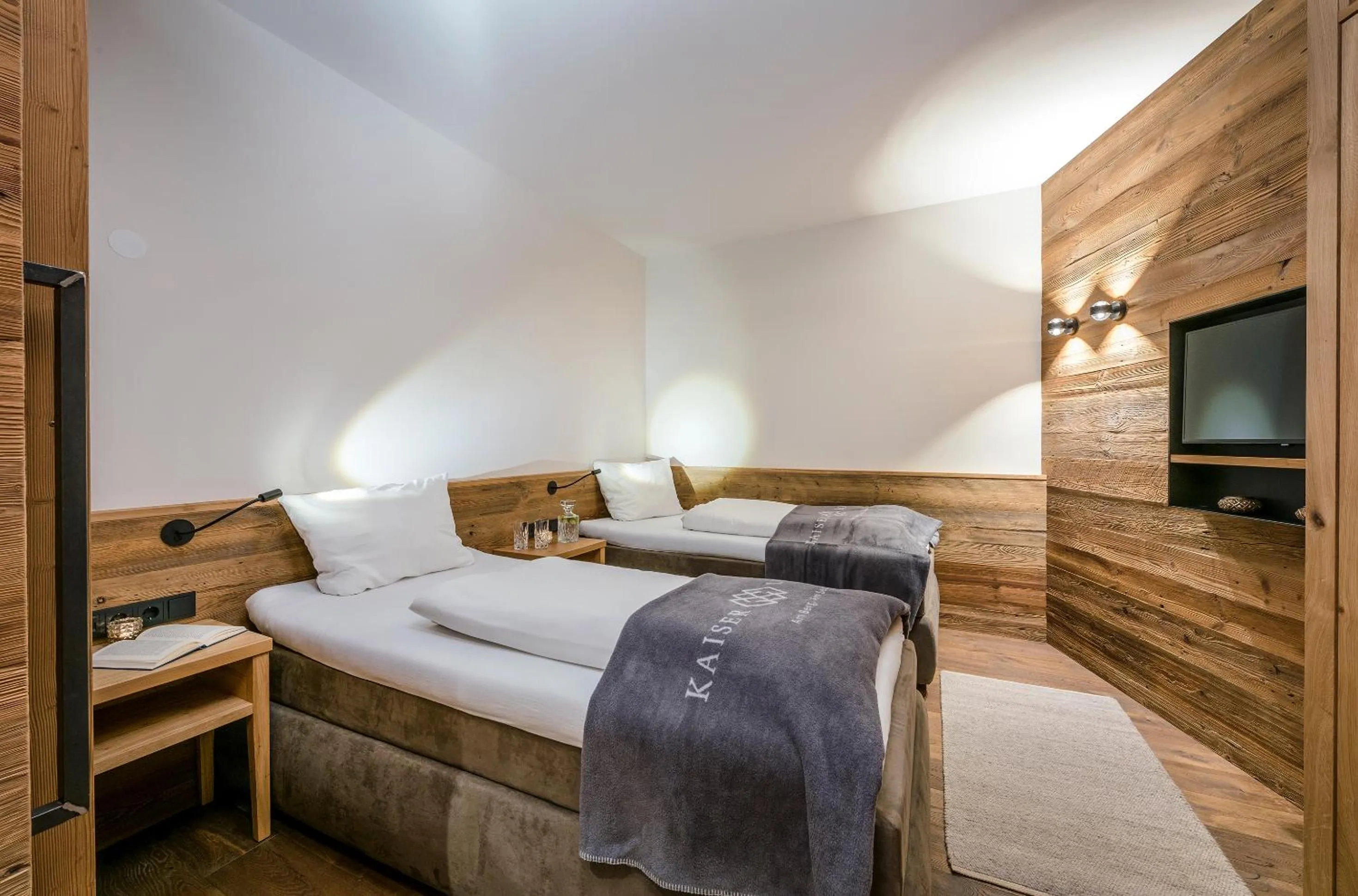 Photo of the whole room, Bed in Kaiserlodge