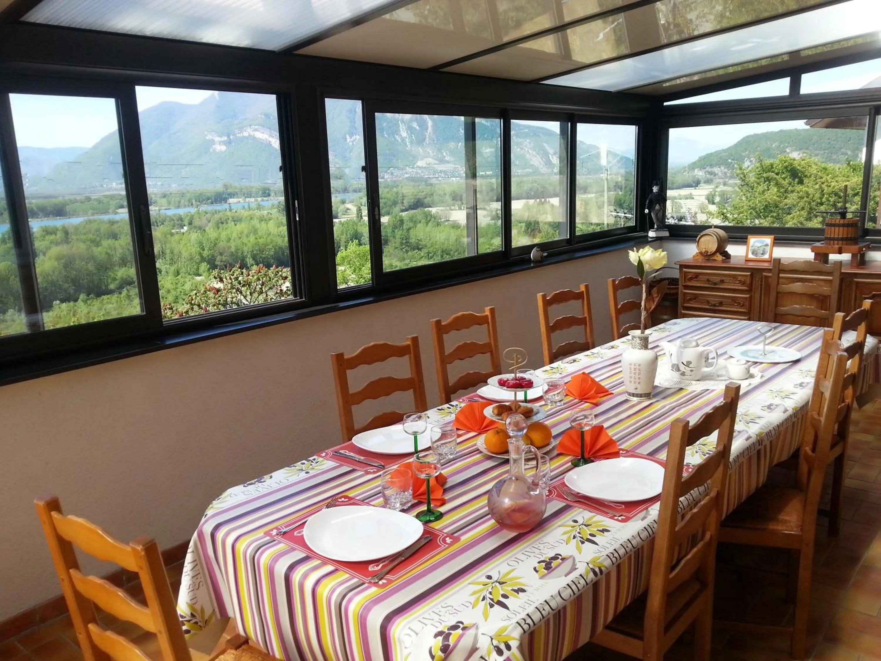 Restaurant/places to eat in Le Belvue