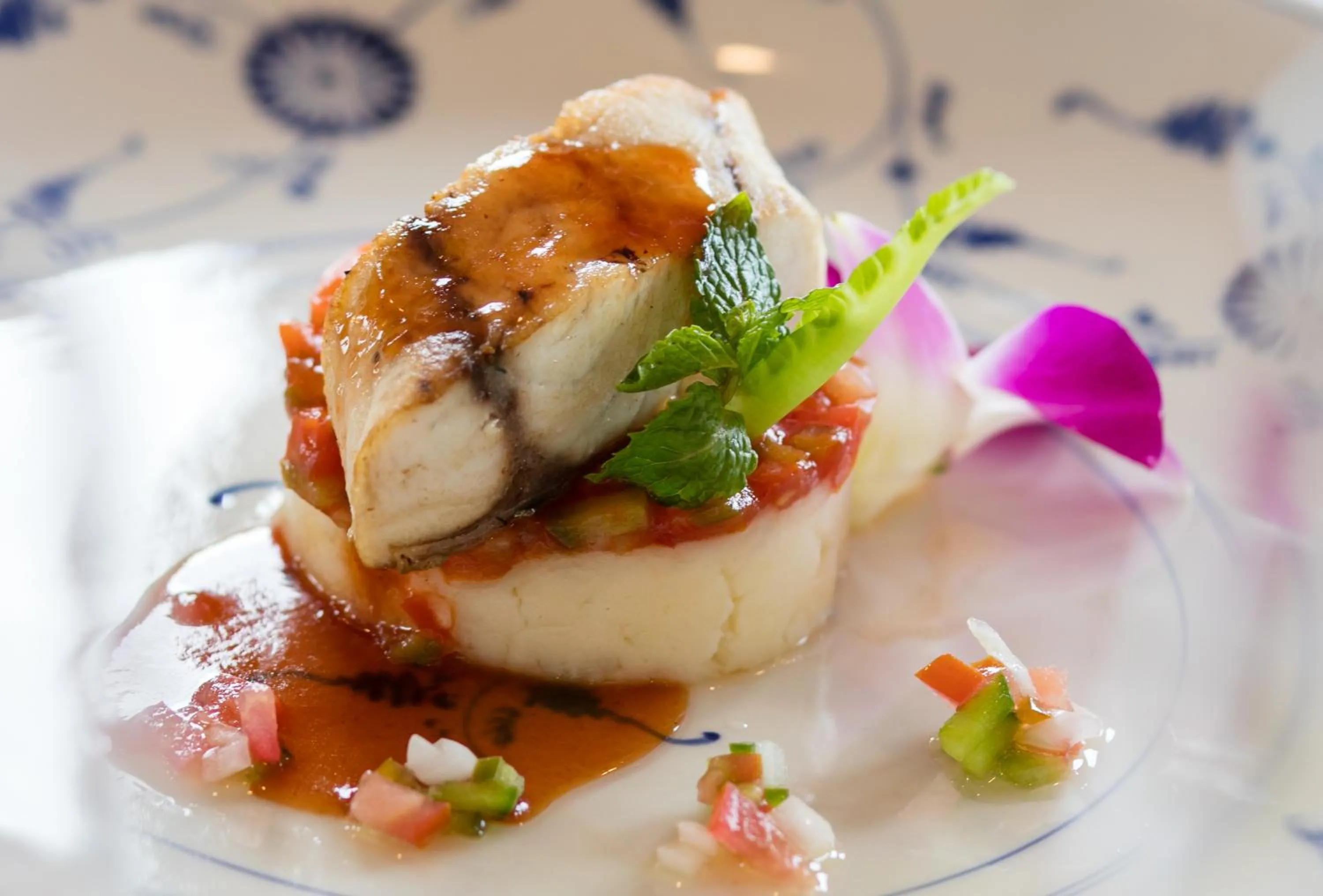 Food and drinks in Emperor Cruises Legacy Ha Long