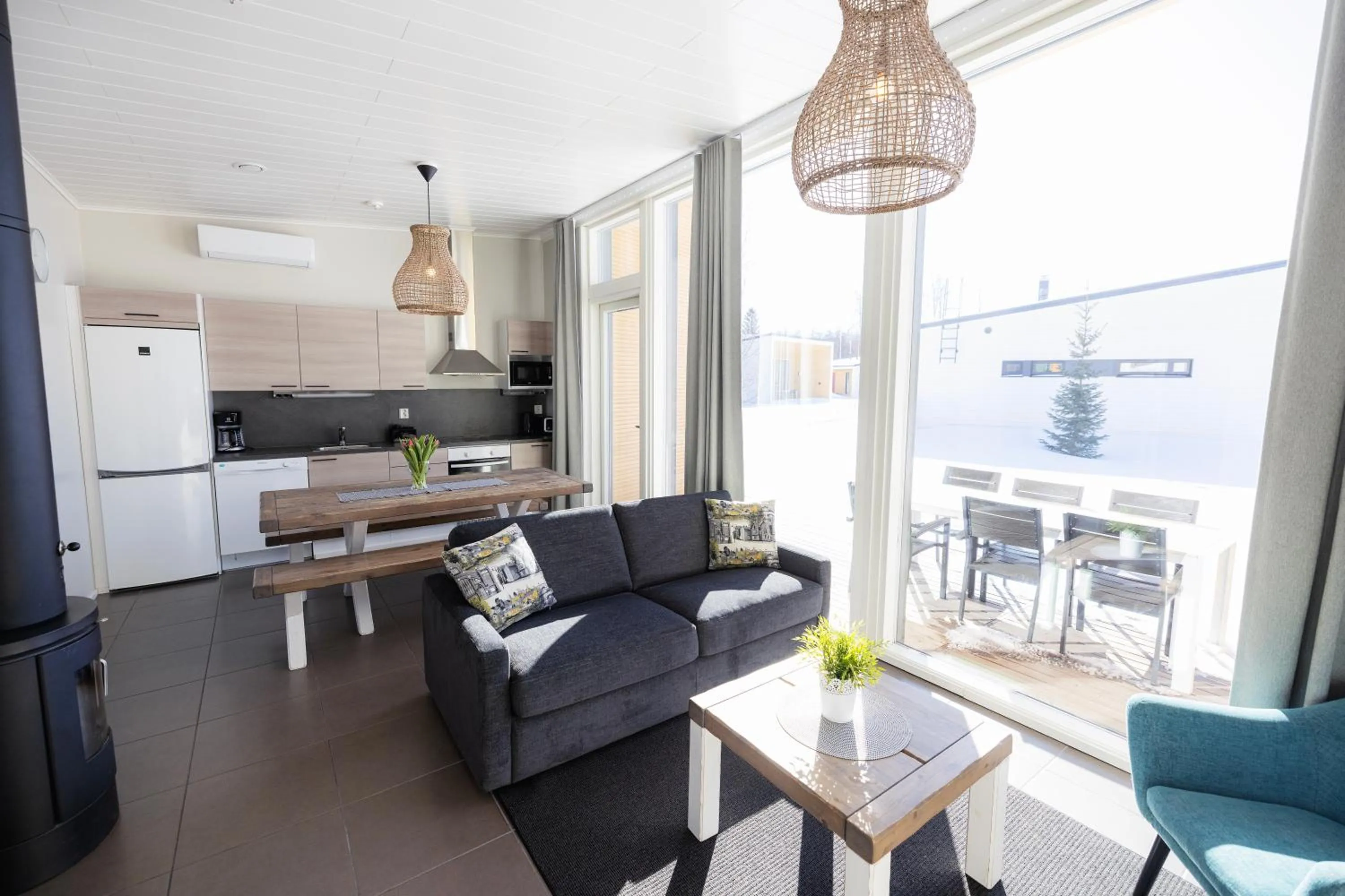 Kitchen or kitchenette in Nallikari Seaside Villas