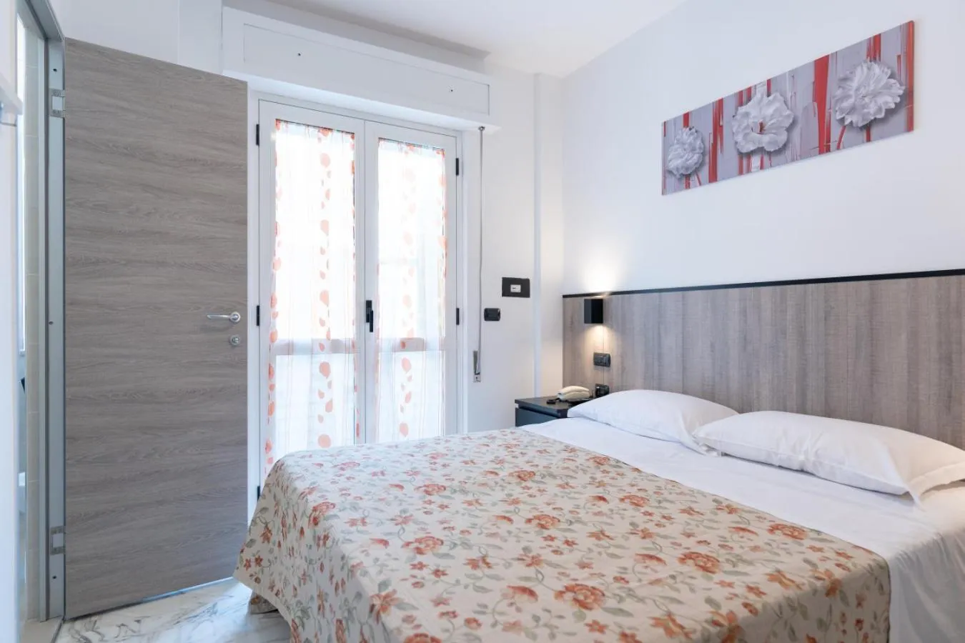 Bedroom, Bed in Hotel Saint Tropez - Pineto
