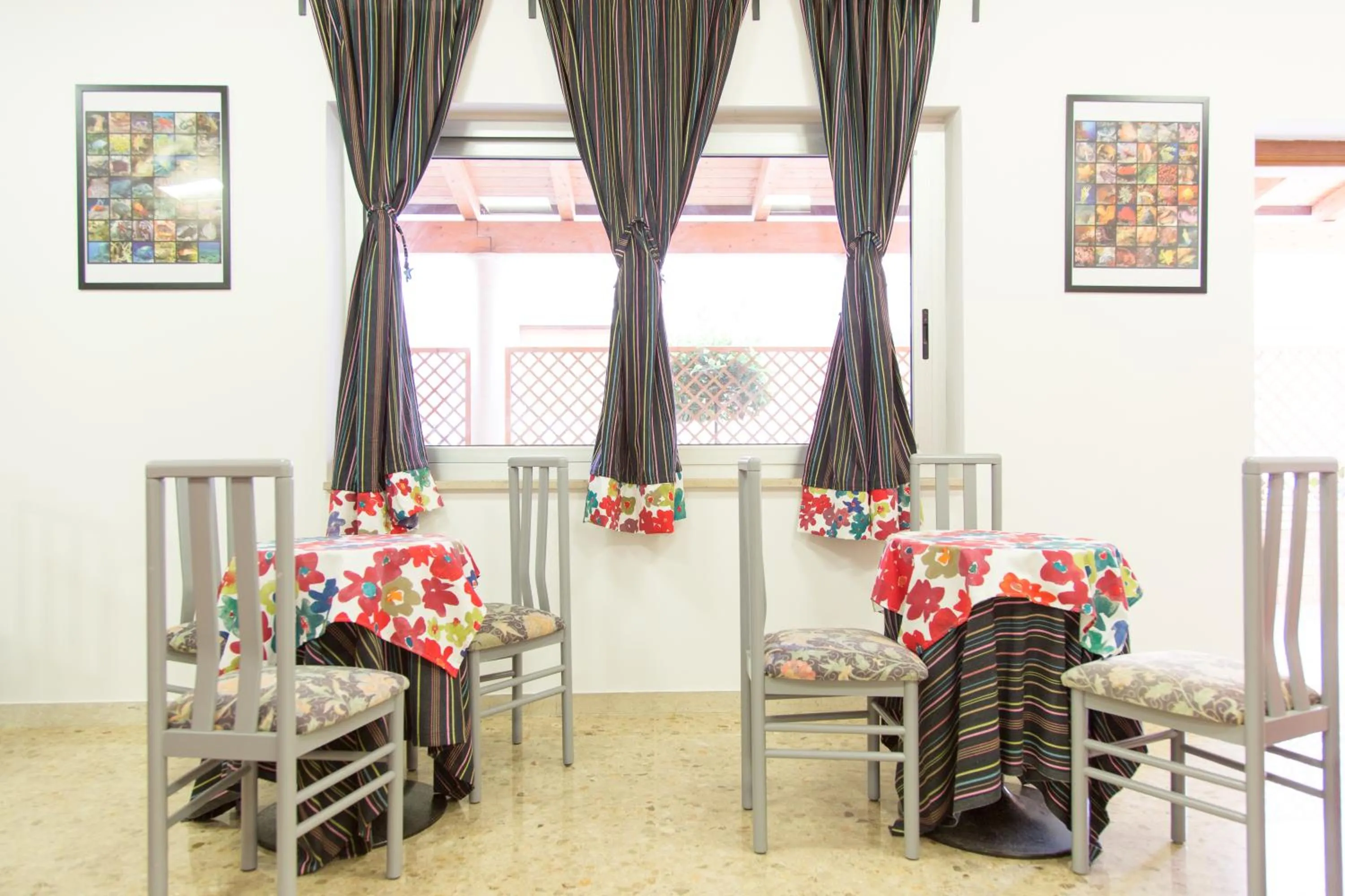 Communal lounge/ TV room in Hotel Saint Tropez - Pineto