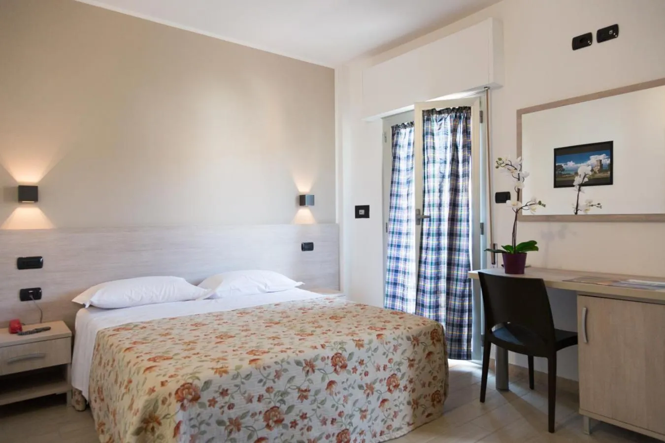 Bedroom, Bed in Hotel Saint Tropez - Pineto