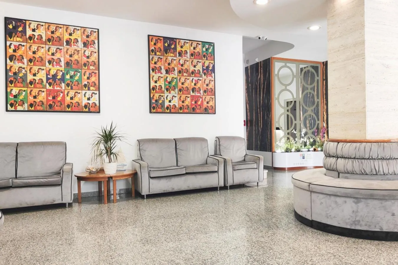 Lobby or reception in Hotel Saint Tropez - Pineto